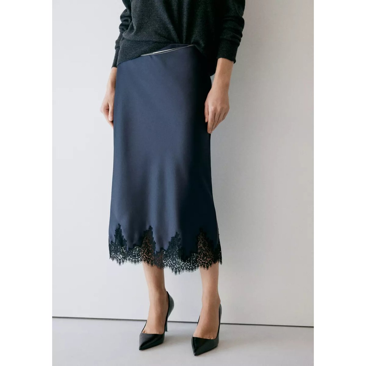 Jupe satinée en dentelle bleu marine, MANGO