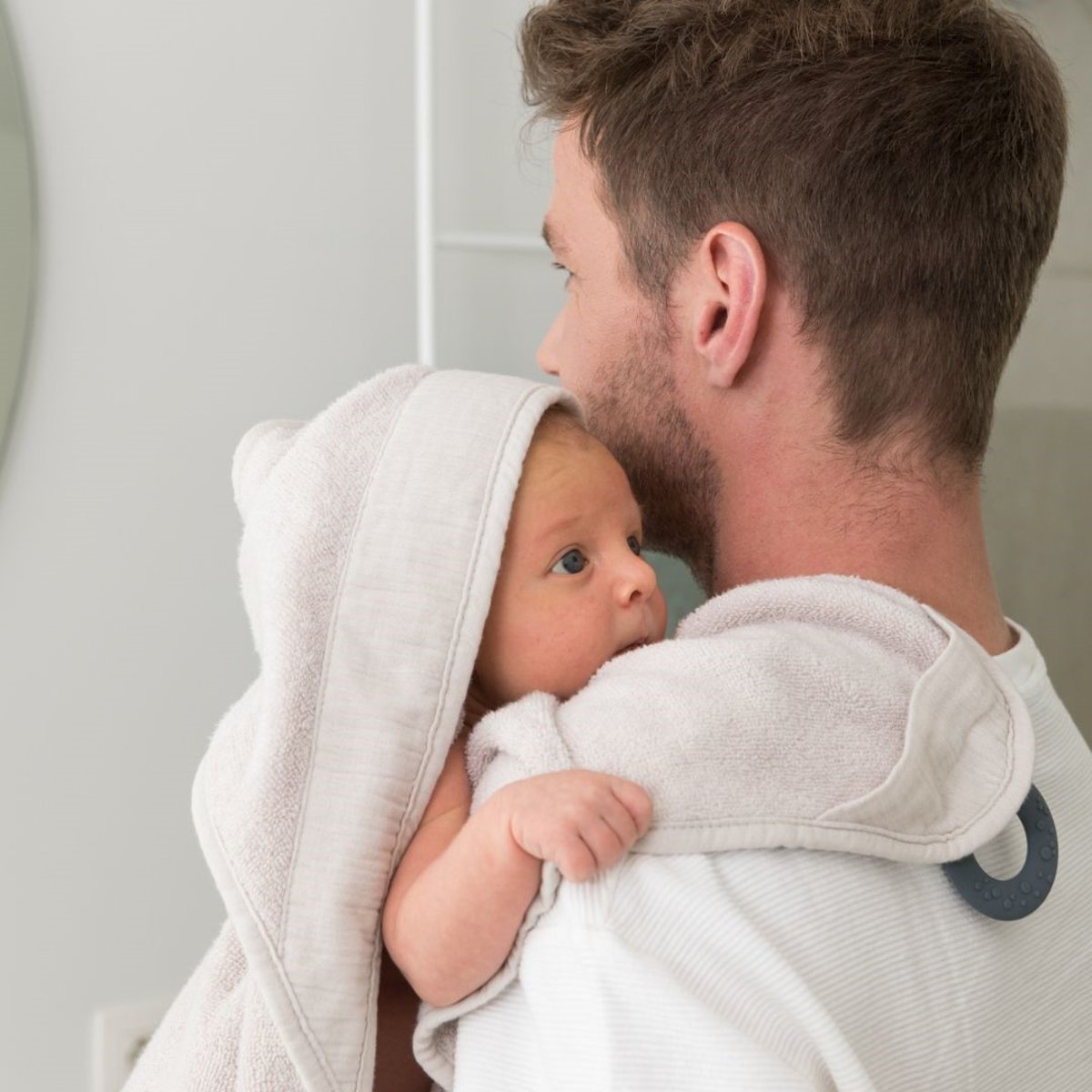 Cape de bain XL avec anneau de dentition Dry'n Play Almond beige, BABYMOOV