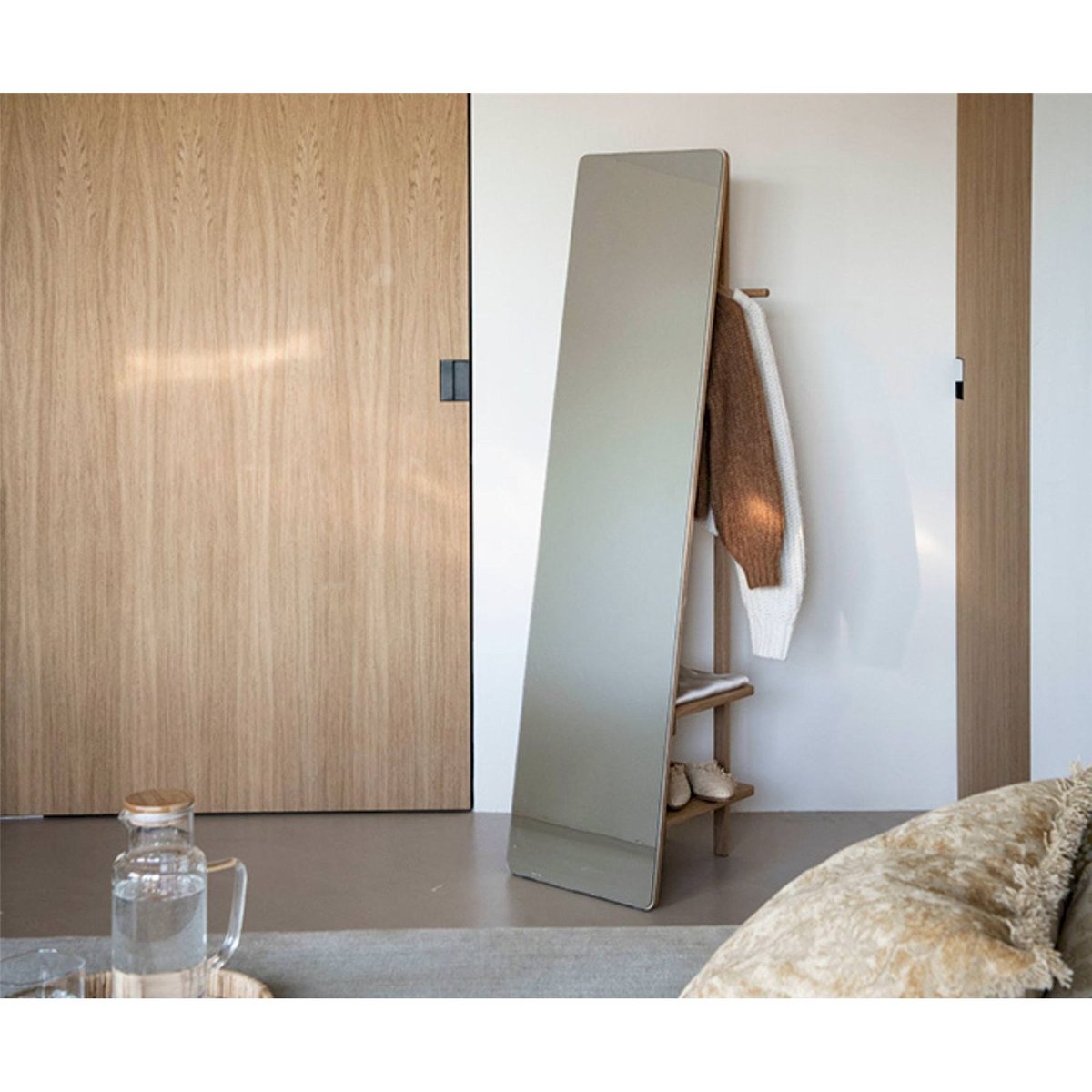 Miroir sur pied en chêne avec étagère chêne naturel et verre clair, RECOLLECTION