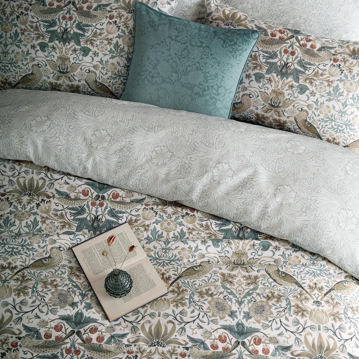 Parure de lit, housse de couette fleurie + 2 taies pour grand  lit 2 personnes Fraisier et grives beige, tonalités douces, WILLIAM MORRIS AT HOME