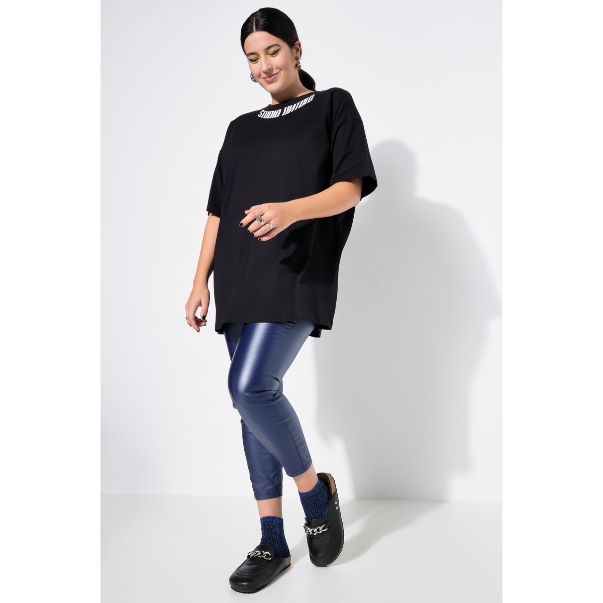 Modèle skinny, tissu enduit, 5 poches marine, STUDIO UNTOLD