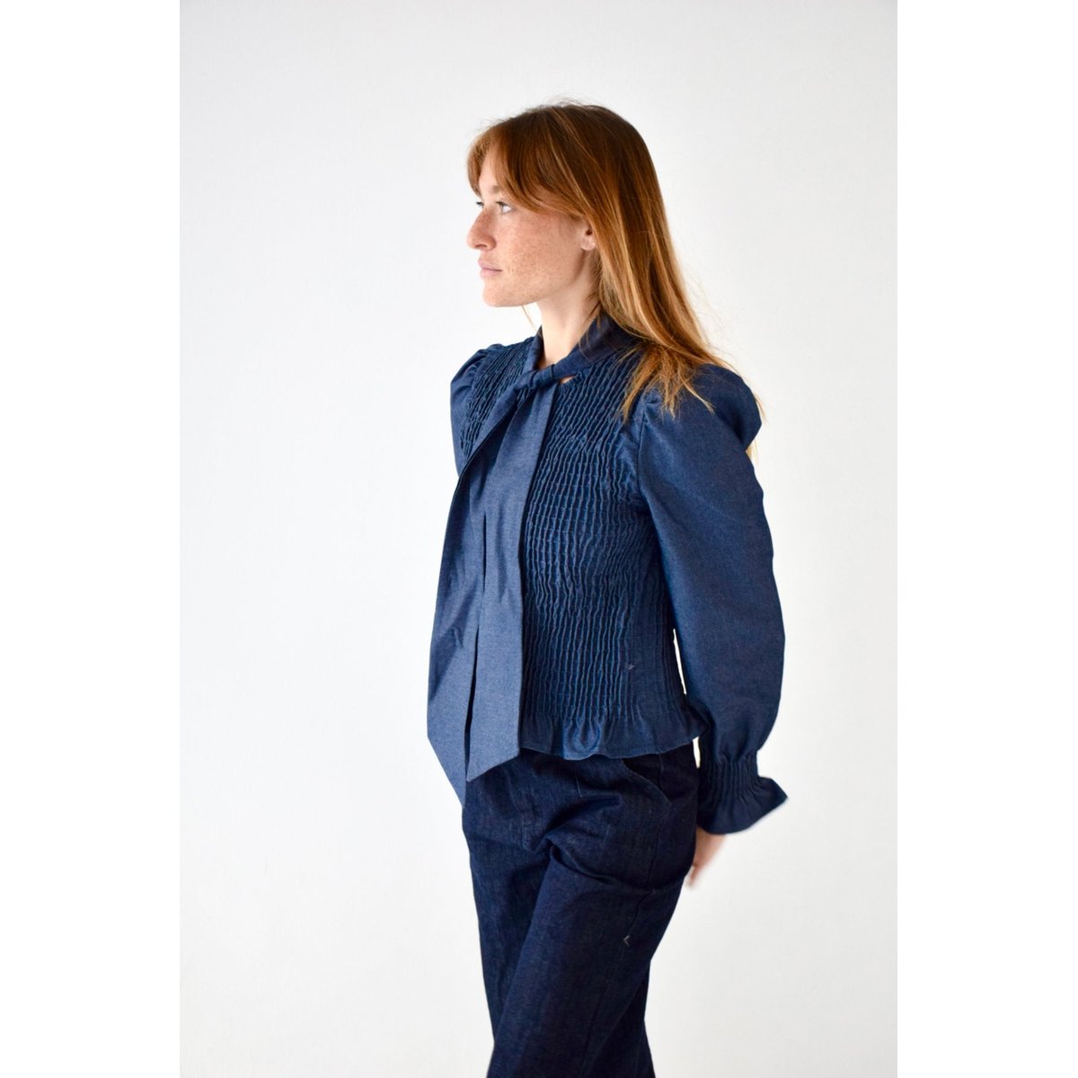 Blouse en jean smockée col lavallière CHÍA denim, MINDTRAVELER