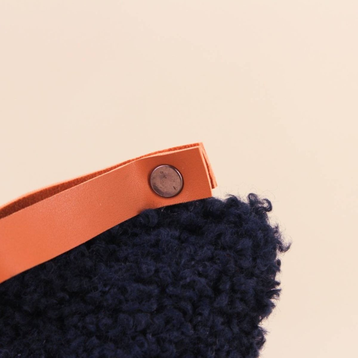 Cale porte en bouclette bleu moutonnée avec lanière aspect cuir bleu, ORNAMI