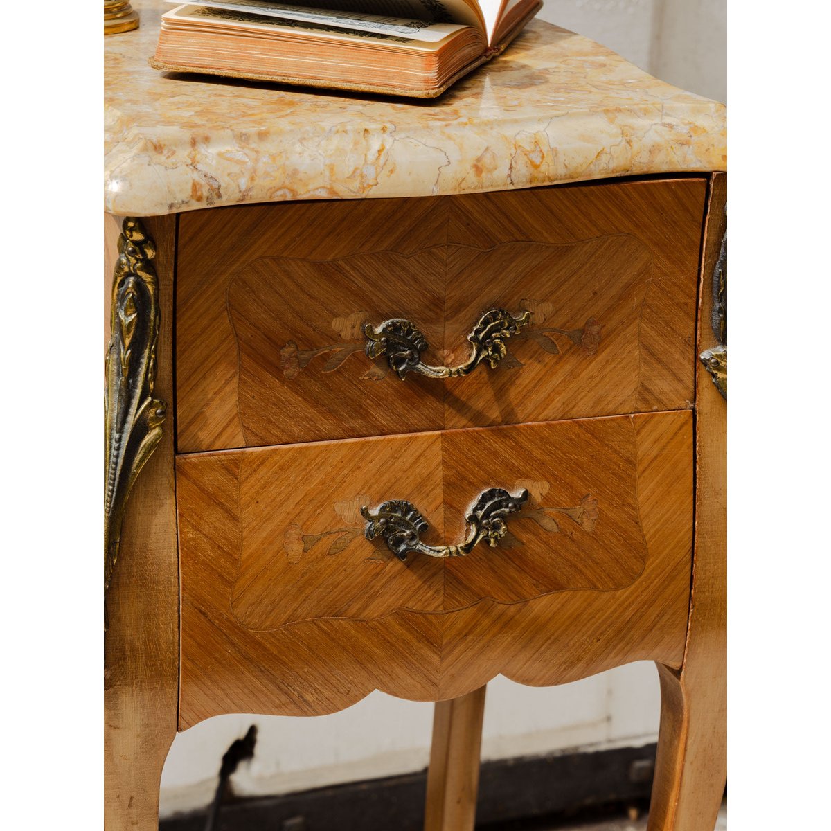 Meuble d'appoint en bois et marbre Francine N°962 - Bon état bois foncé, DEBONGOUT