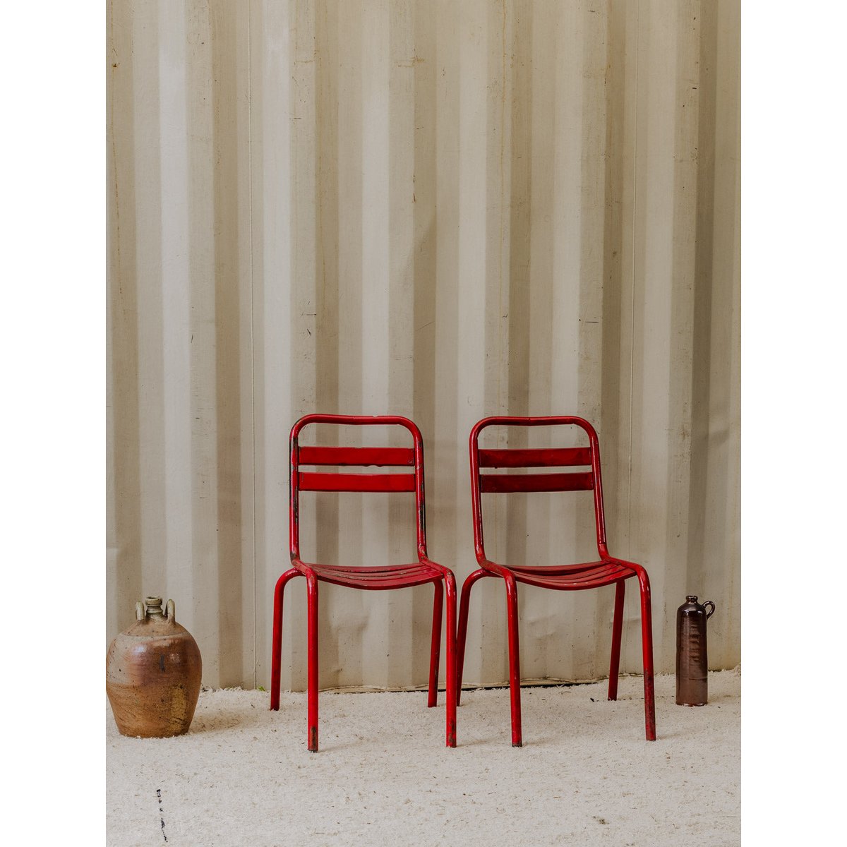 Paire de chaises en métal rouge Alma N°1589 - Bon état rouge, DEBONGOUT
