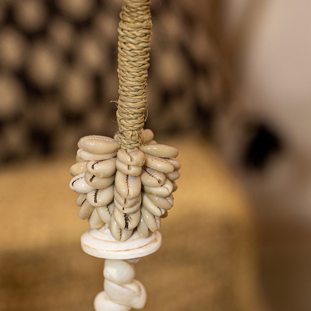Collier en coquillages avec socle en métal blanc-noir, NOW'S HOME
