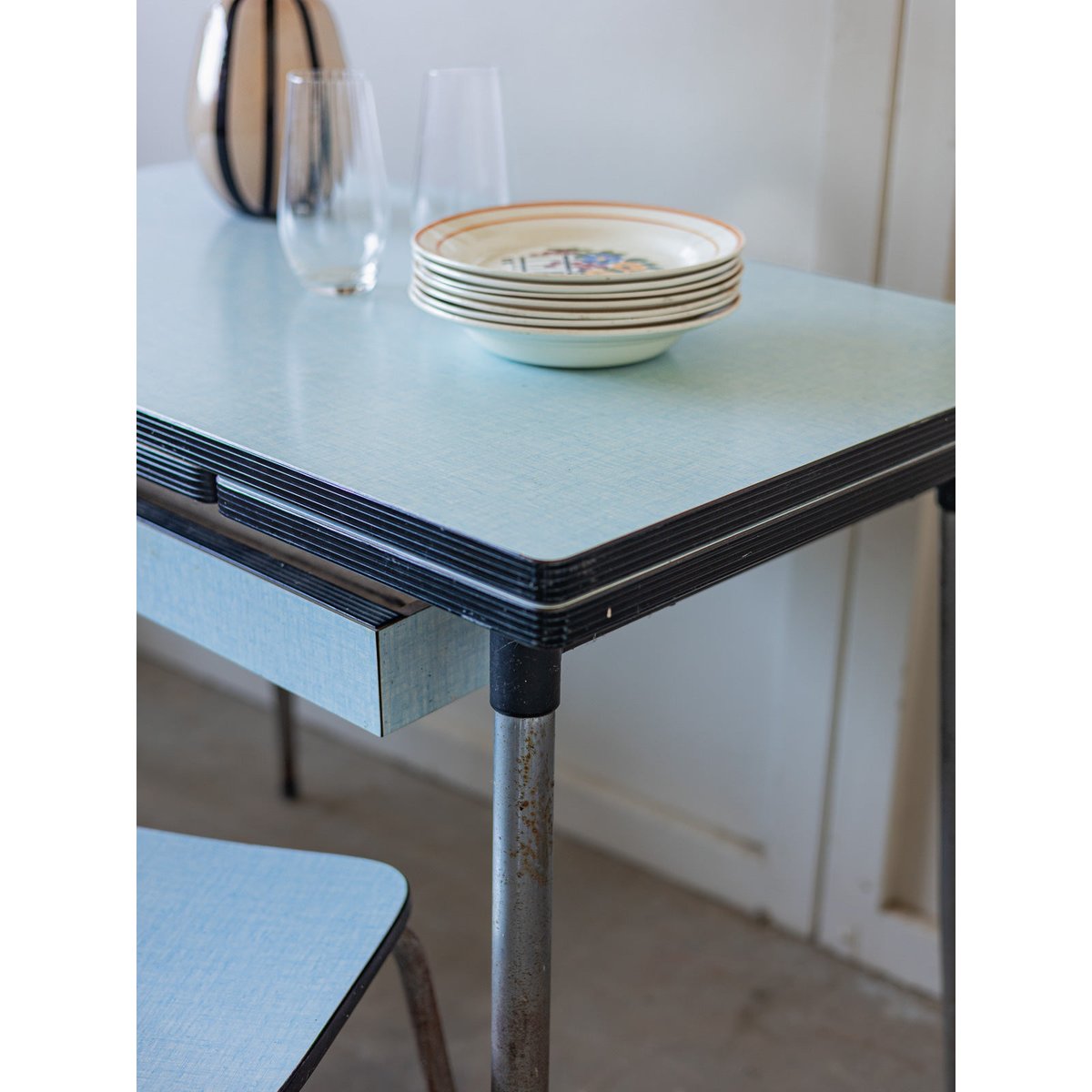 Table à manger en formica Karla N°1272 - Bon état bleu clair, DEBONGOUT