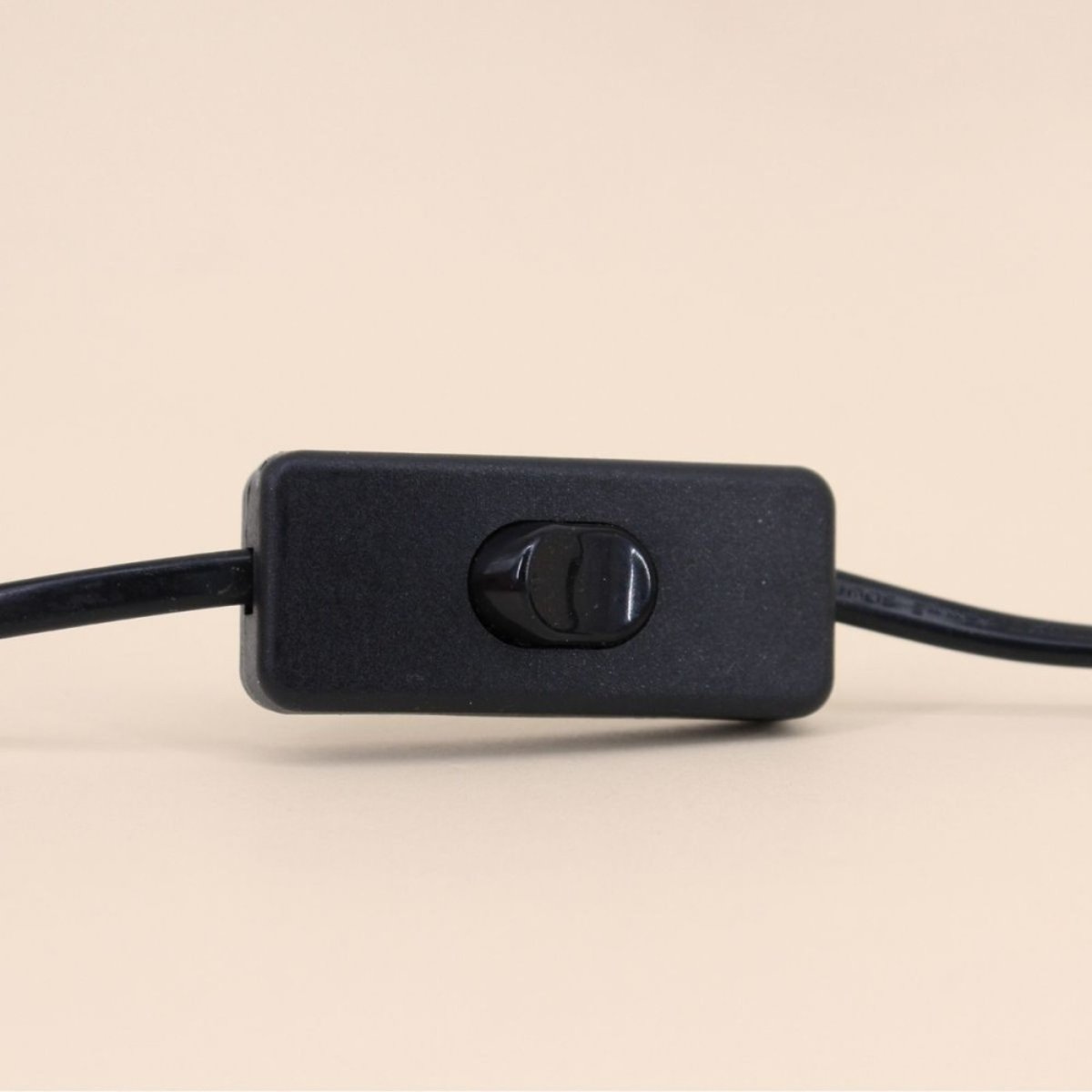 Lampe à poser design forme triangle noir, ORNAMI