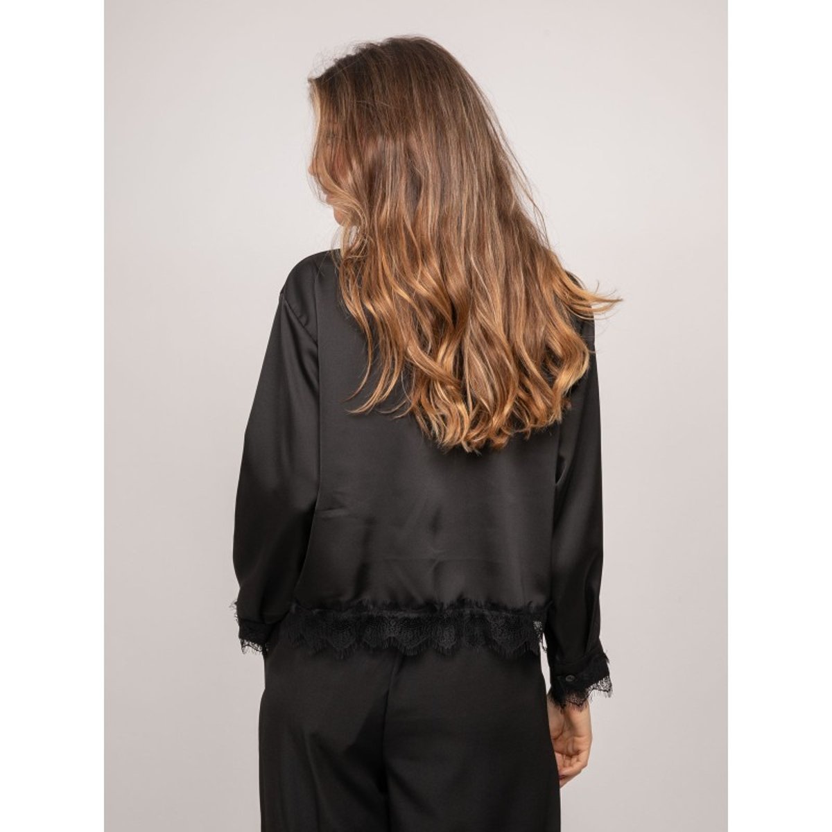 Chemise Courte En Satin Bordée De Dentelle Olenka noir, DONA LISA