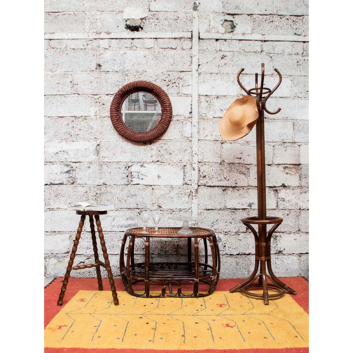 Table basse ovale en rotin Léonie N°519 - Bon état bois foncé, DEBONGOUT