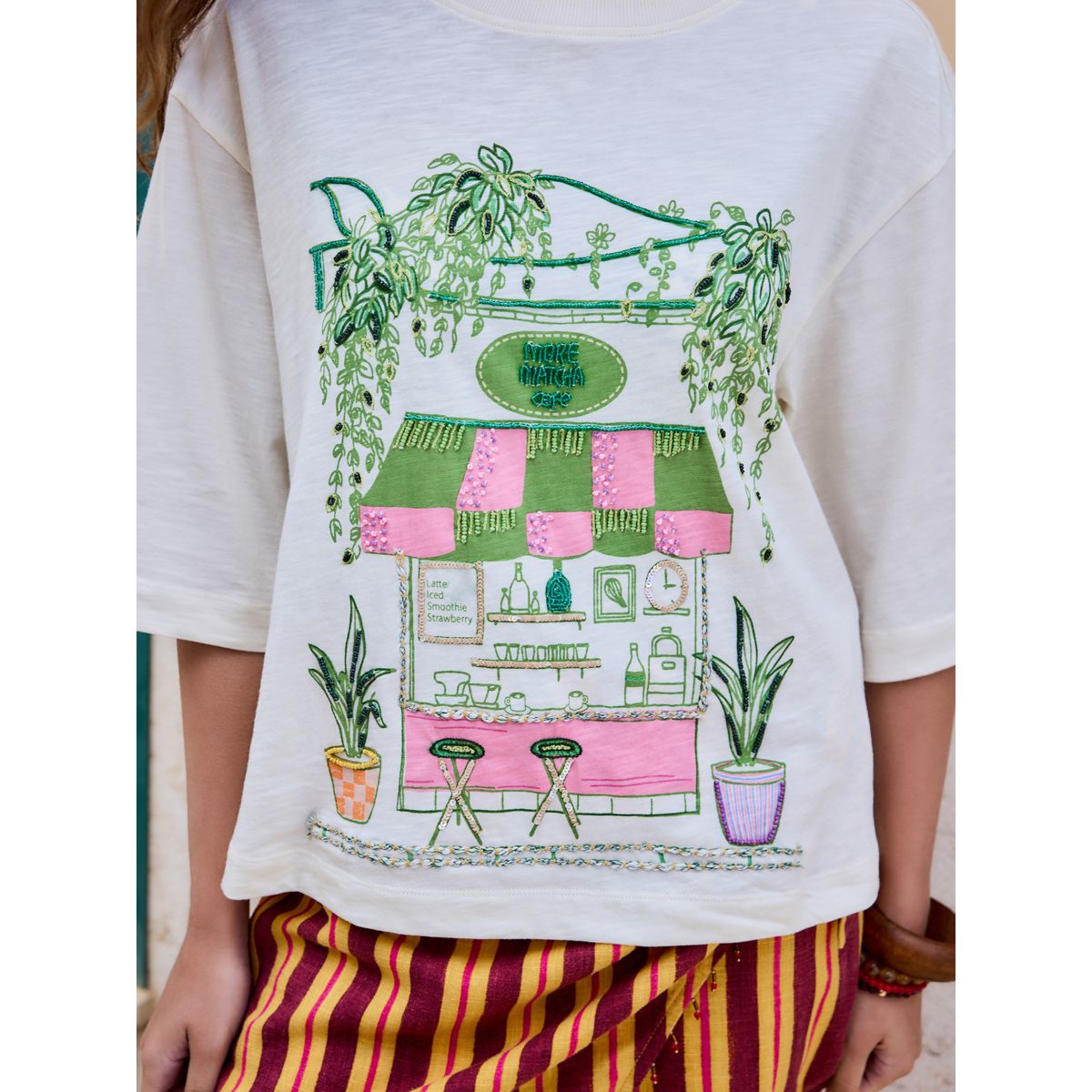 T-shirt droit ras du cou à manches courtes graphisme matcha perlé écru, NEXT