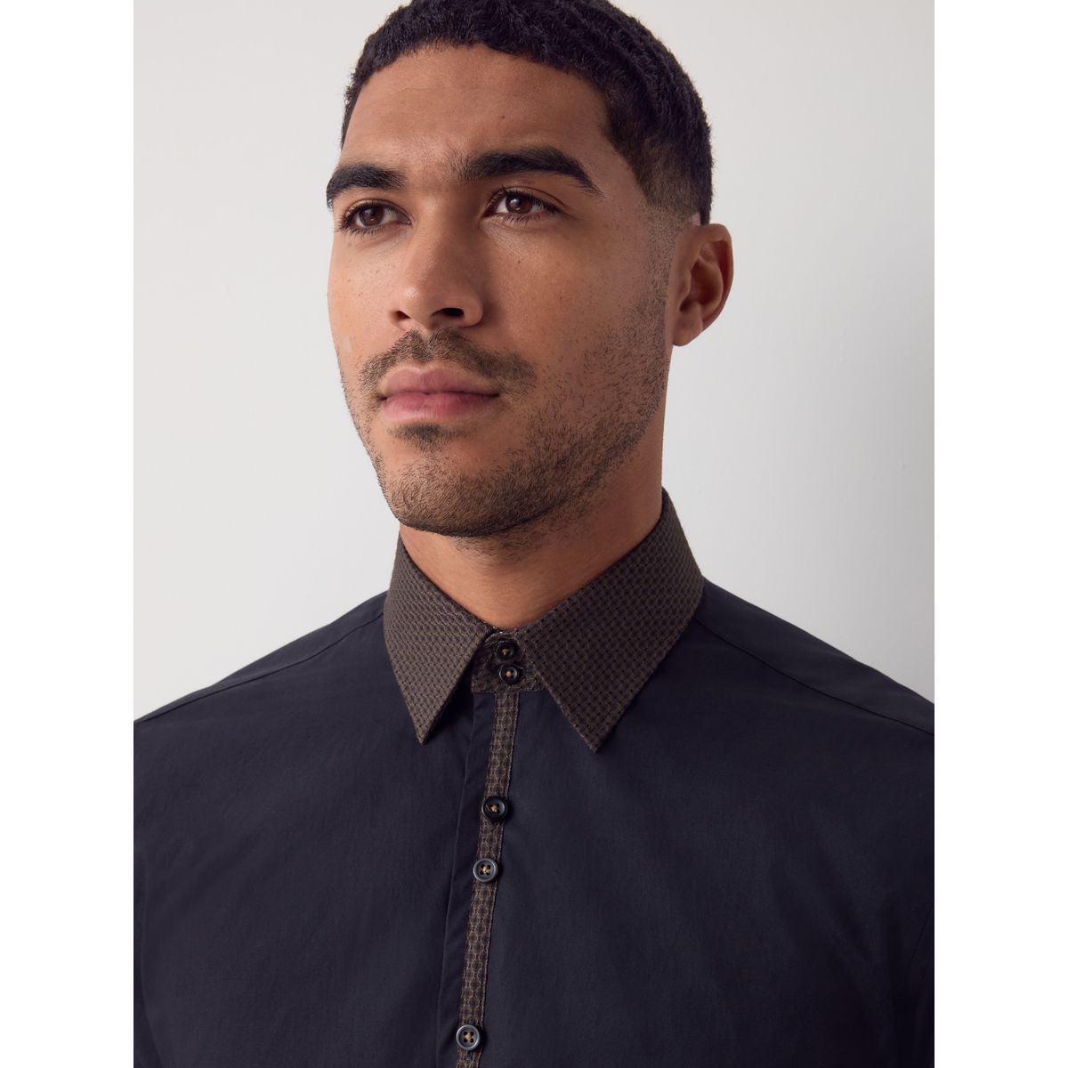Chemise de soirée manches longues avec liseré collier noir et or, NEXT