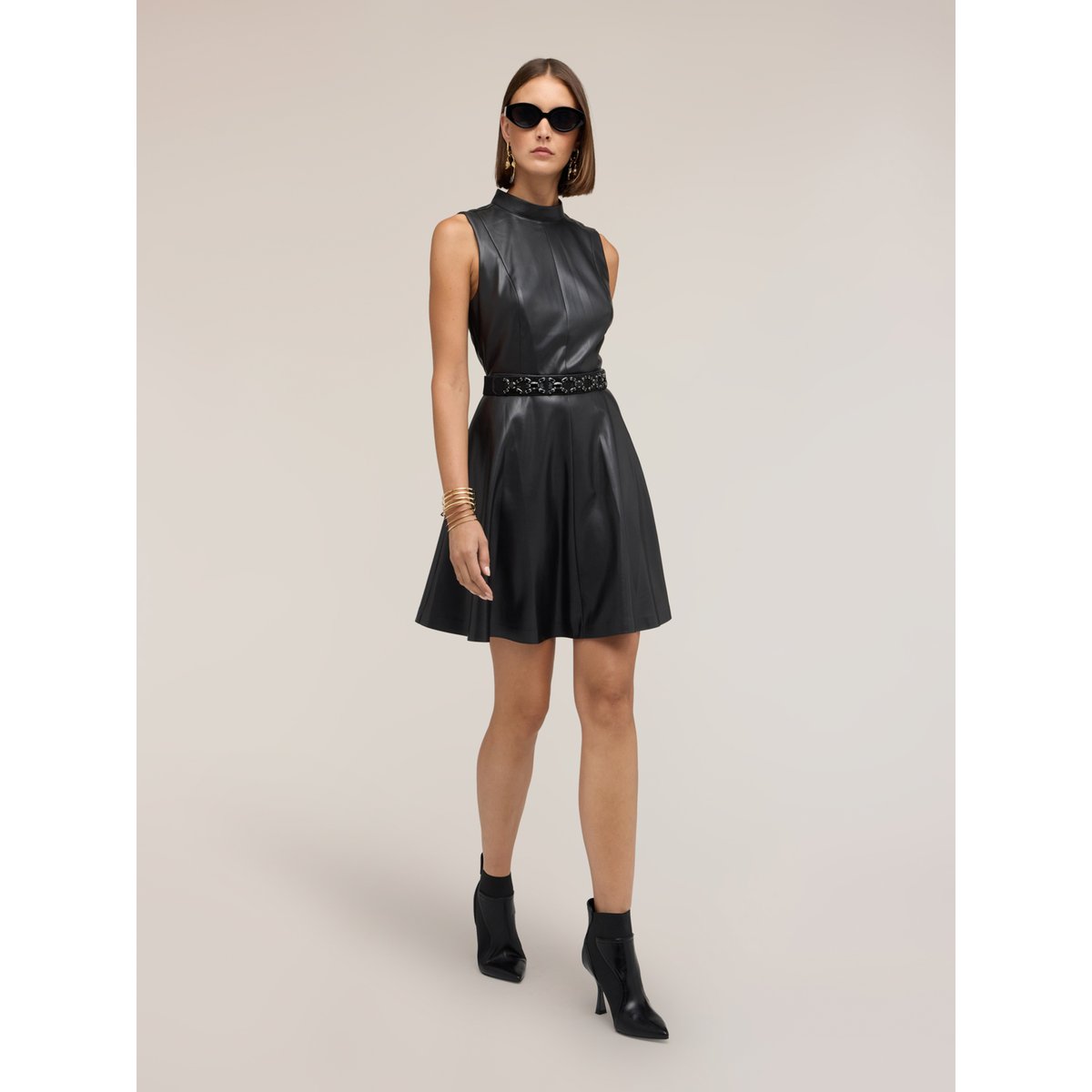 Robe courte évasée à col montant noir, MOTIVI
