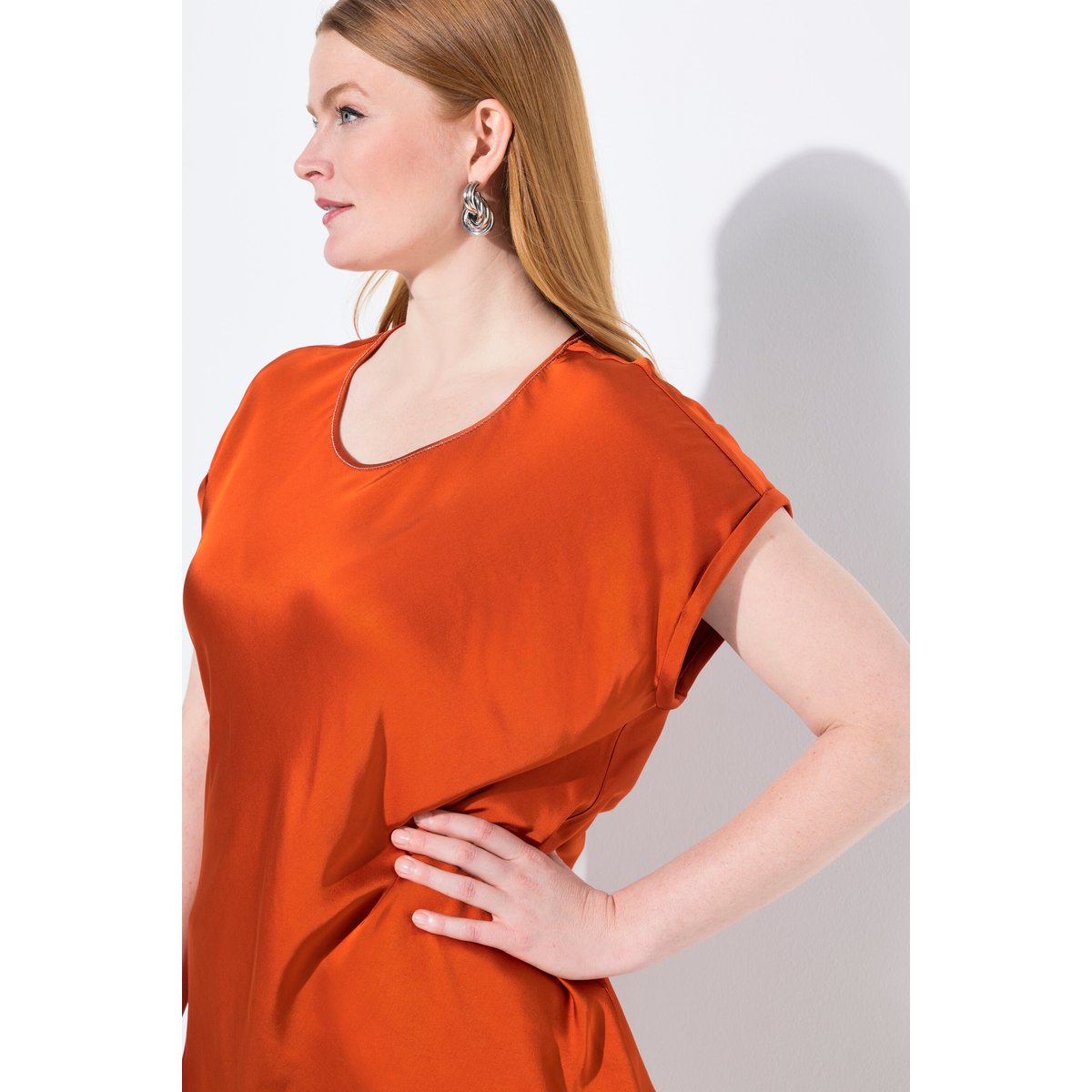 Blouse en satin. Col rond à couture terre cuite, ULLA POPKEN