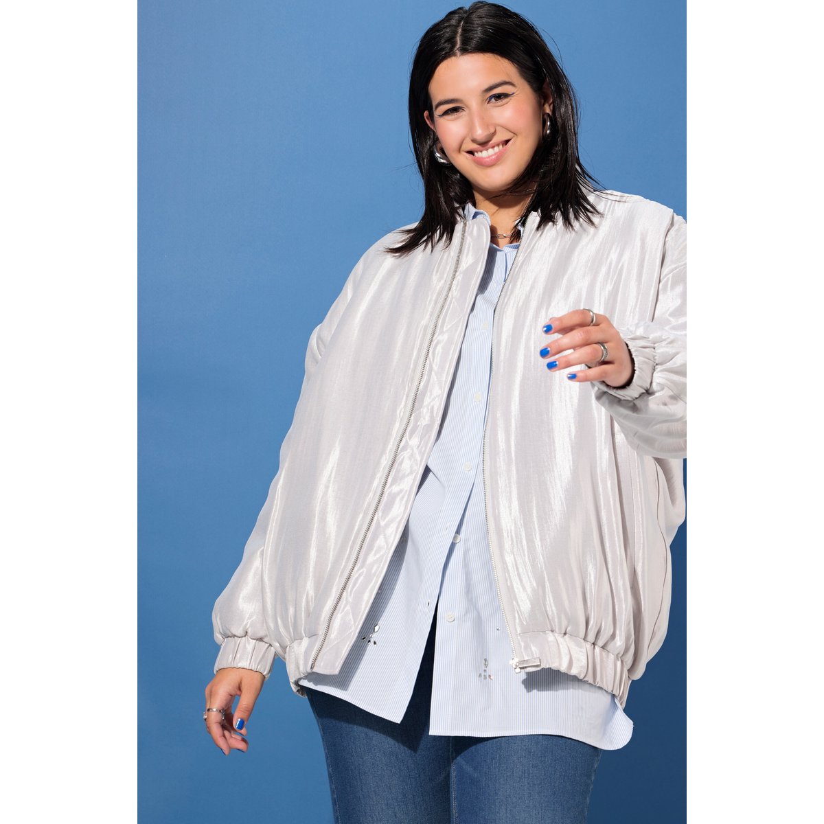 Blouson oversize. Matière brillante argent, STUDIO UNTOLD
