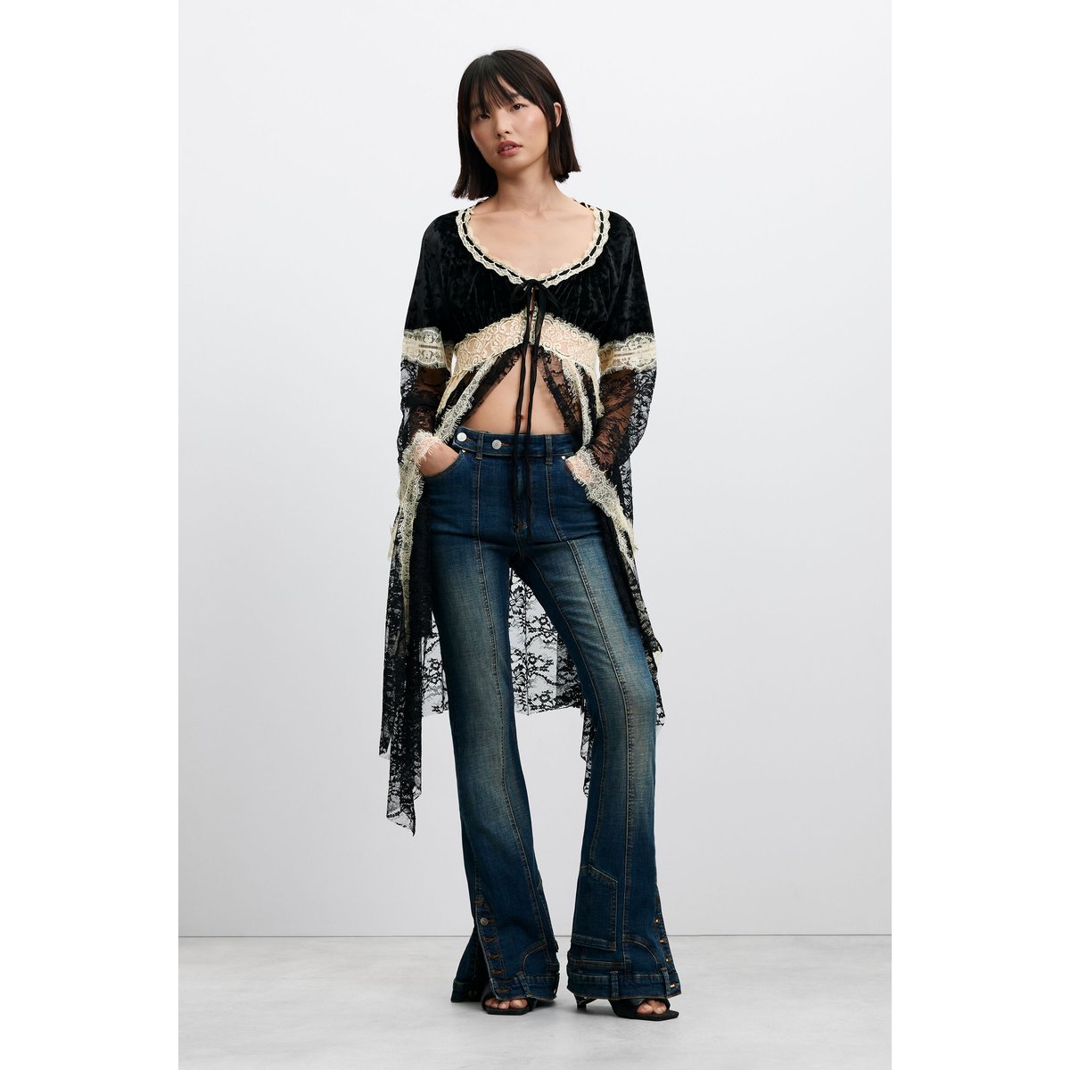 t-shirt en dentelle à col en V noir, DESIGUAL