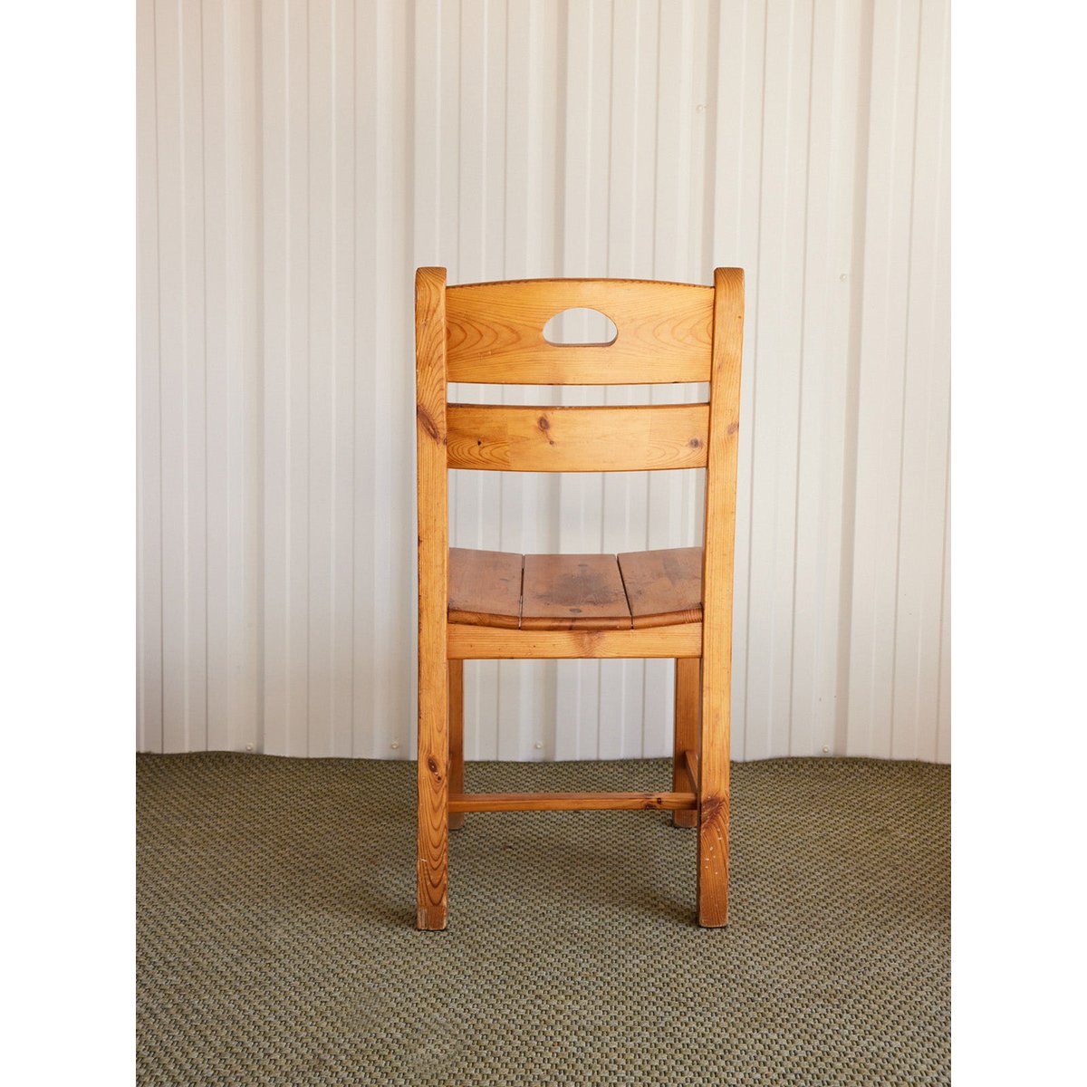 Paire de chaises en pin massif patiné Claude N°1460 - Bon état bois clair, DEBONGOUT