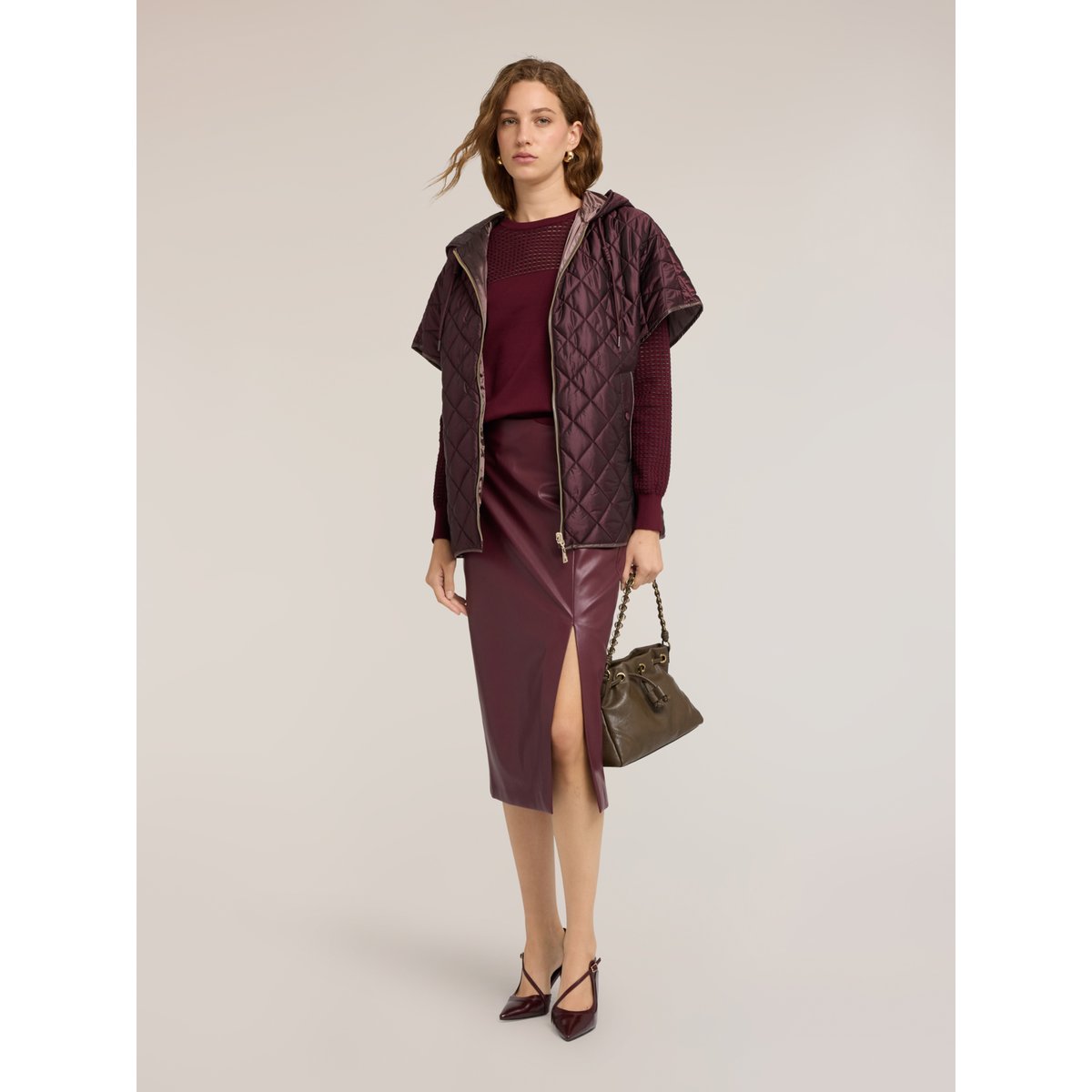 Gilet matelassé avec capuche et manches kimono marron, MOTIVI