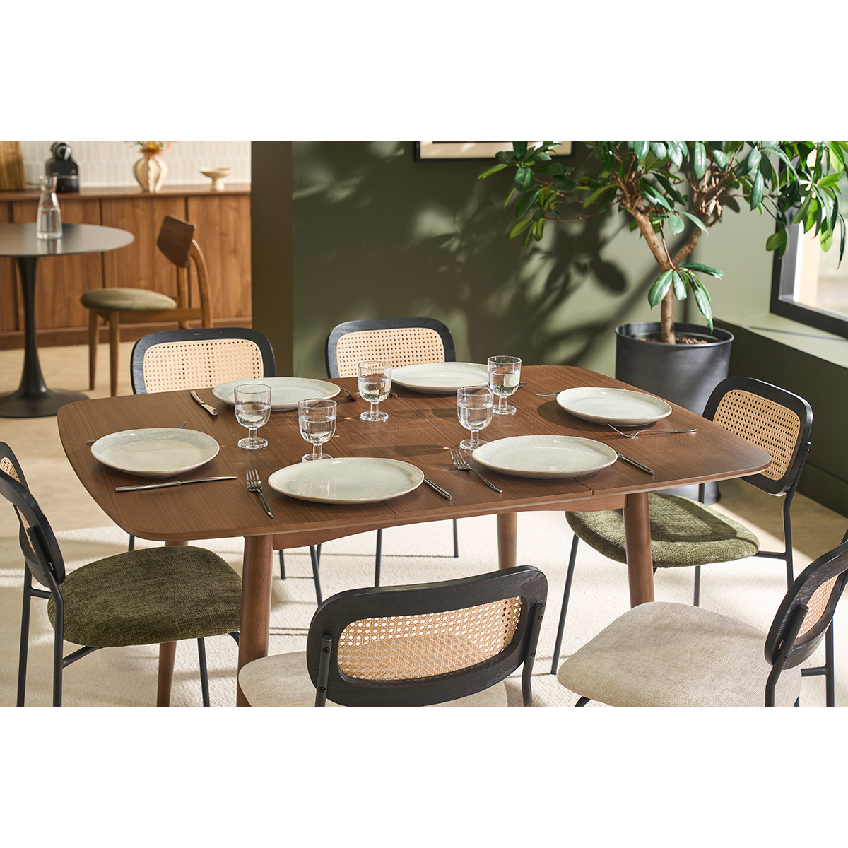 Table extensible rallonges intégrées carrée en bois foncé noyer L100-140 cm HELMA couleur unique, MILIBOO