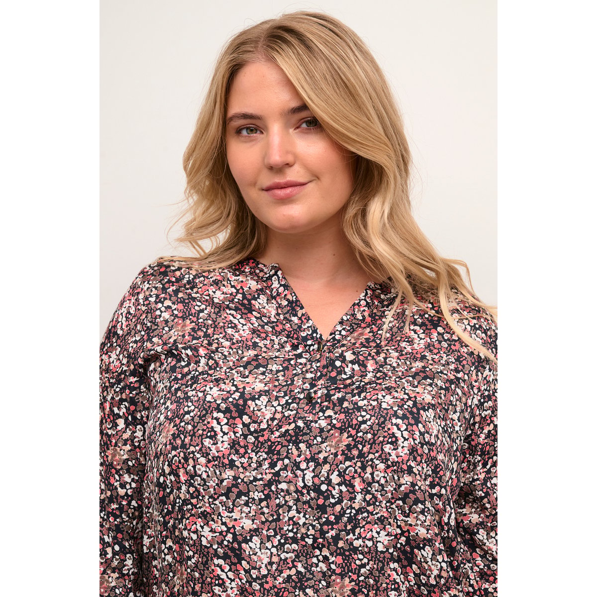 Blouse with long sleeve noir rouge floral, KAFFE CURVE