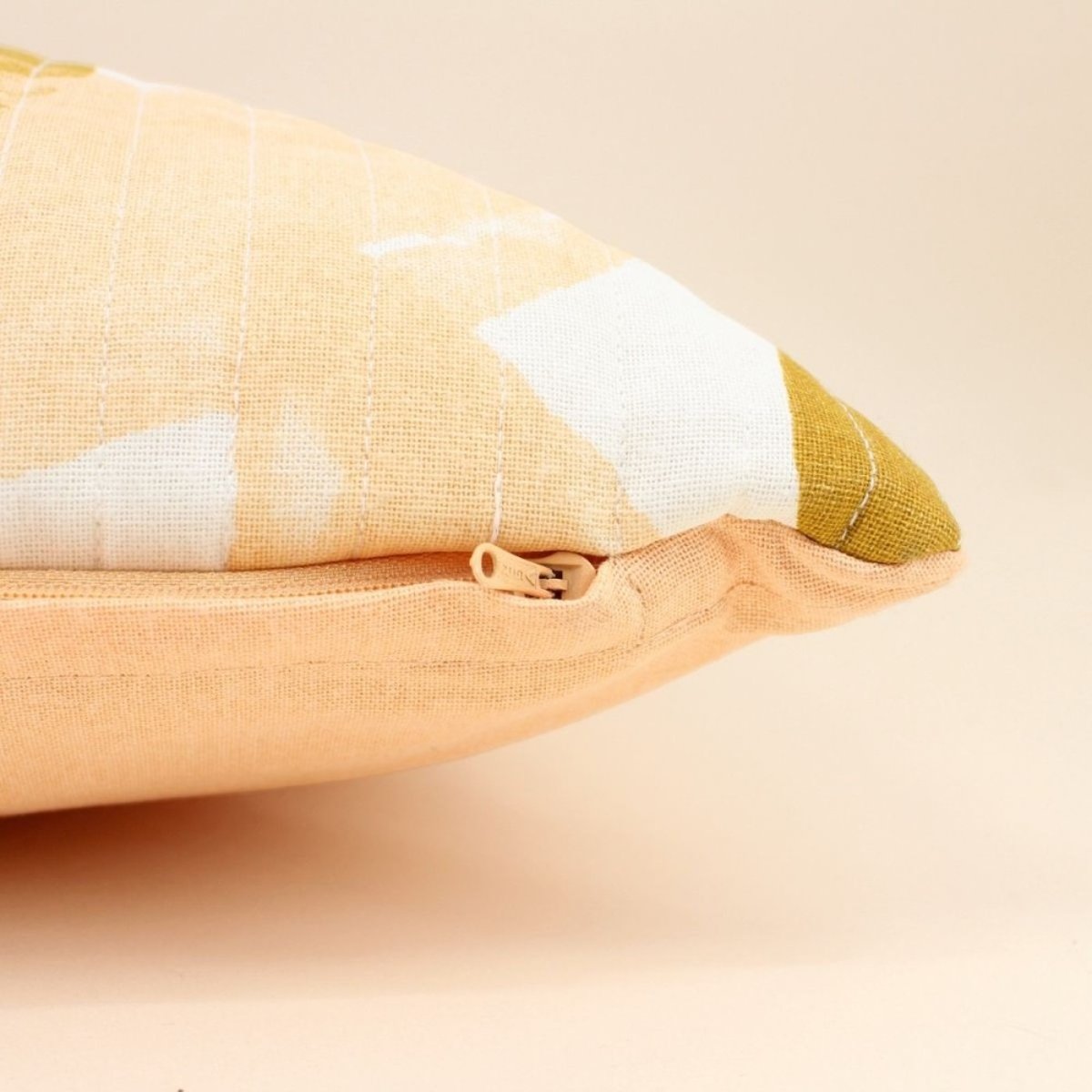 Coussin matelassé motifs feuillage 40x60cm jaune, ORNAMI