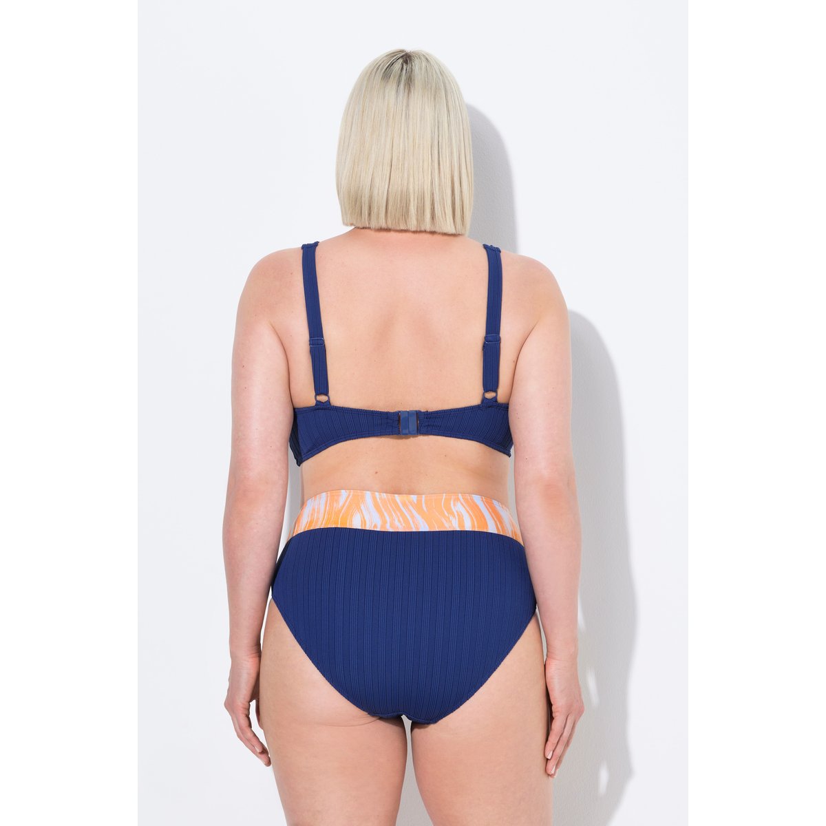Bikini à bonnets souples. Bretelles marine, ULLA POPKEN