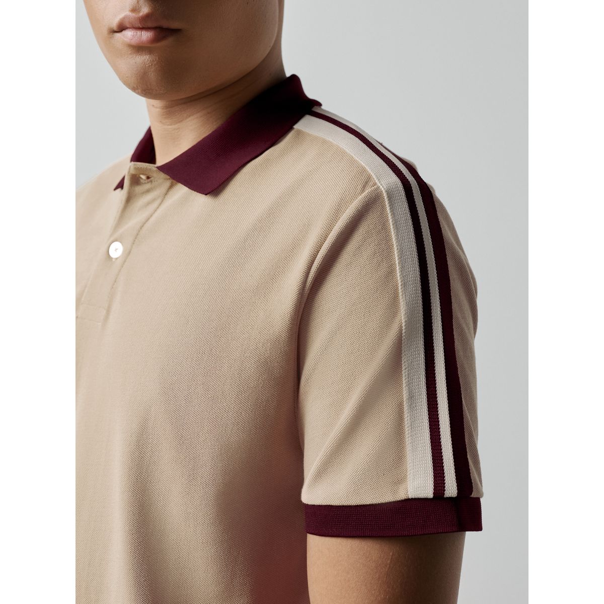 Polo en maille piquée à rayures sur l’épaule grège, NEXT