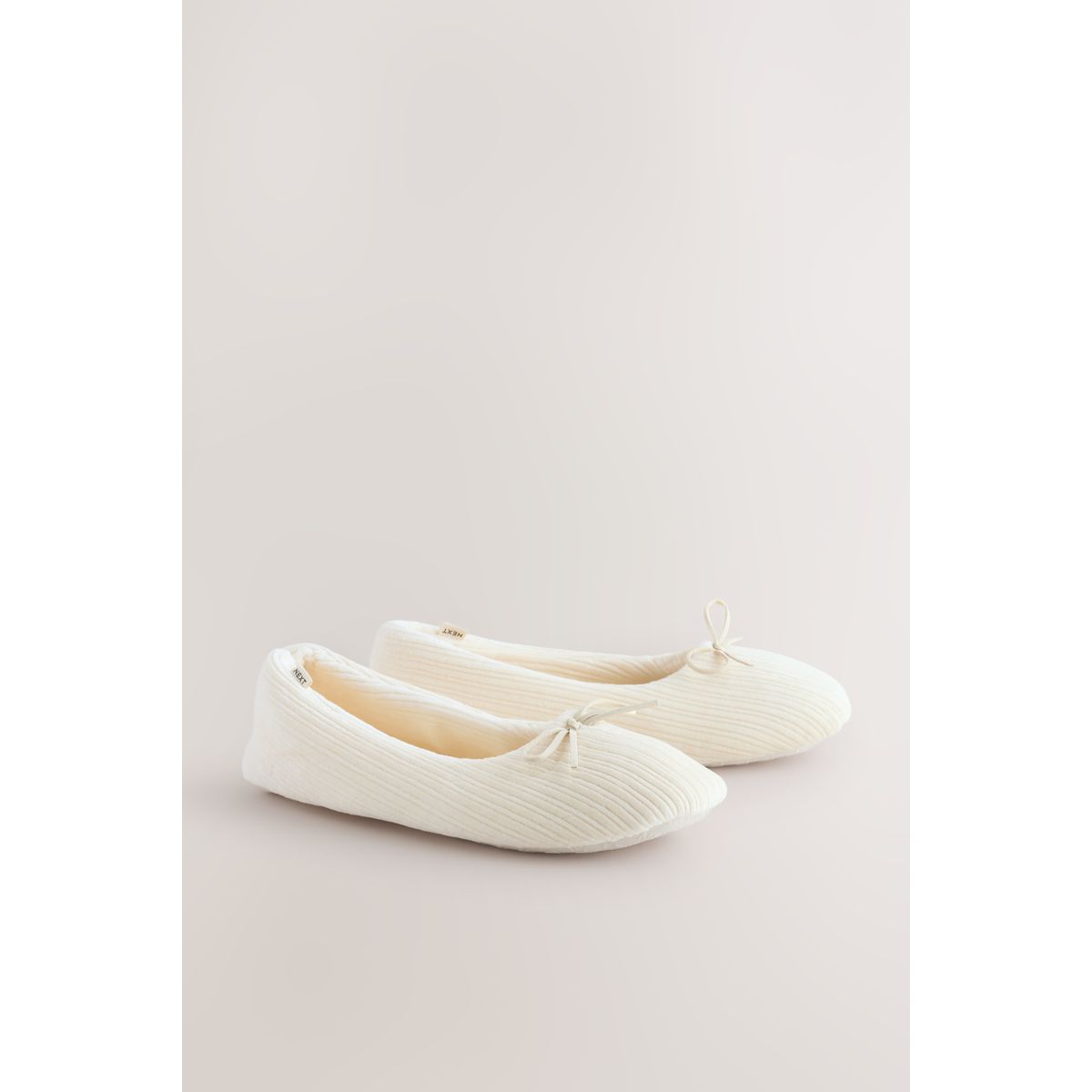Chaussons ballerines en velours côtelé écru, NEXT
