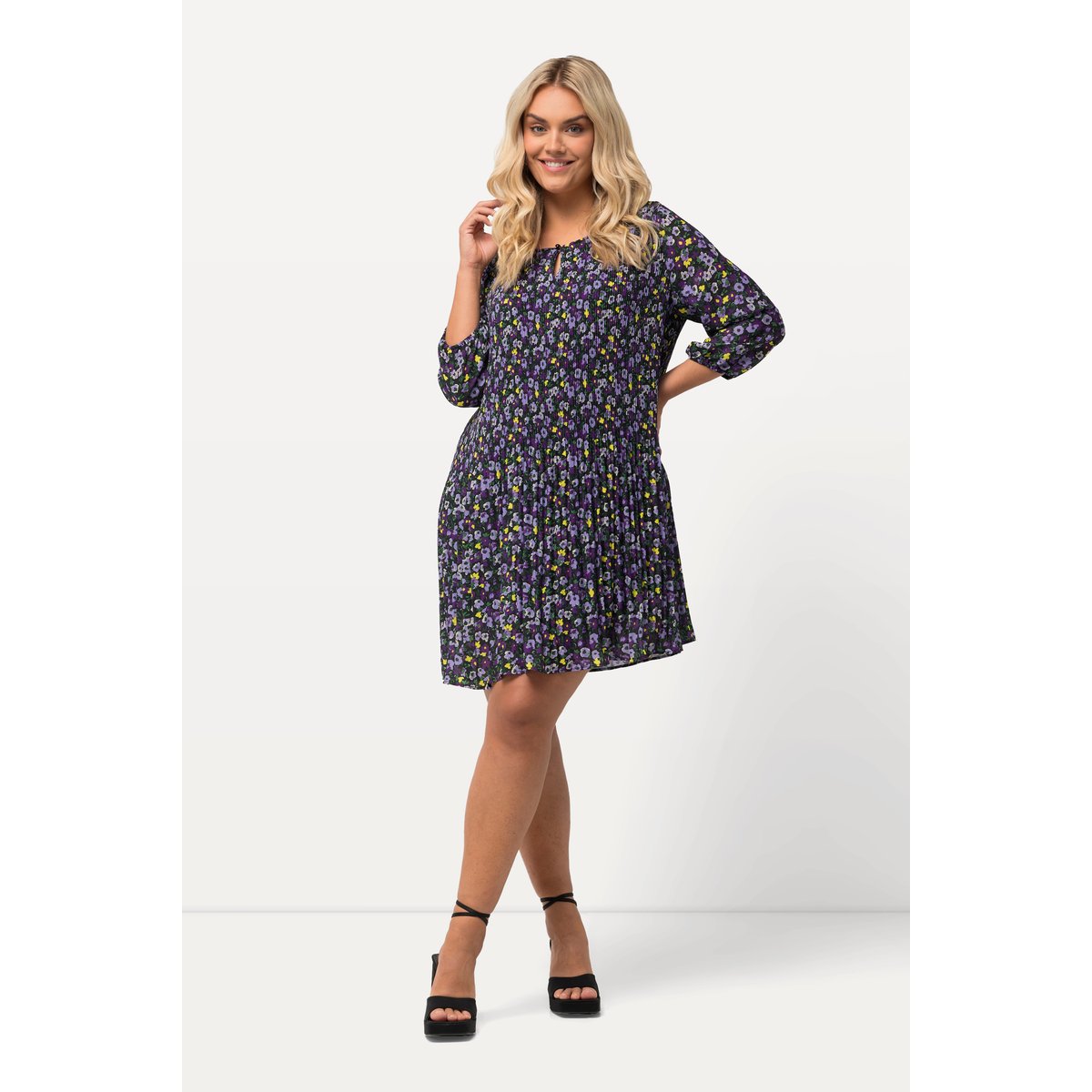 Robe courte plissée, fleurs, col rond noir, ULLA POPKEN