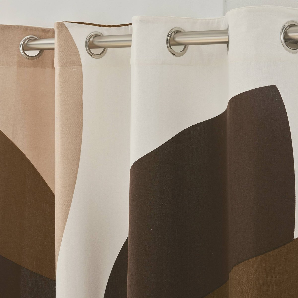 Rideau tamisant à œillets en polycoton imprimé géométrique marron, DOUCEUR D'INTÉRIEUR
