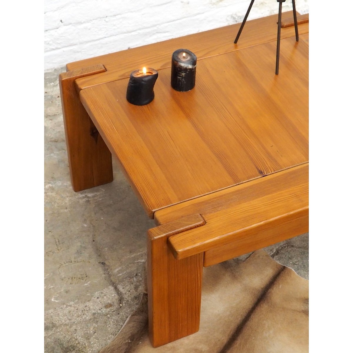 Table basse en pin Léonie N°441 - Bon état bois foncé, DEBONGOUT