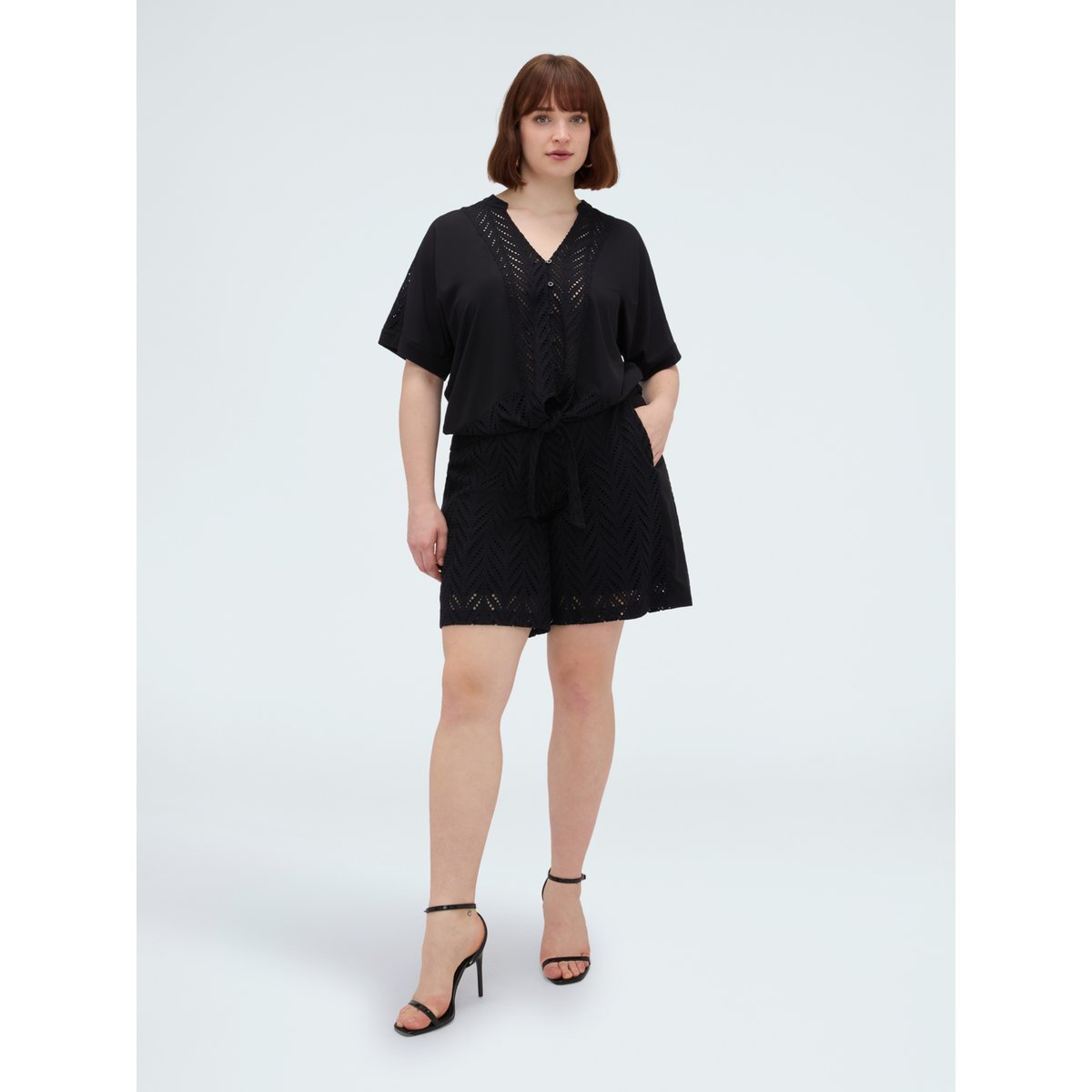 Short en broderie anglaise ajourée. noir, FIORELLA RUBINO