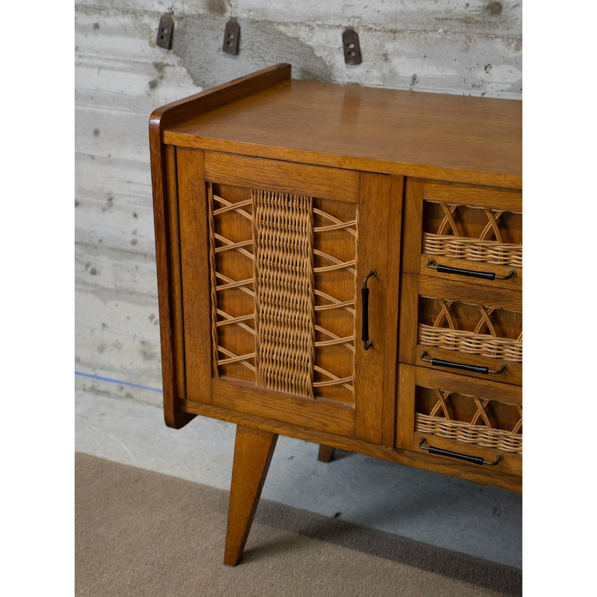 Buffet en bois et rotin Gilbert N°1608 - Bon état bois foncé, DEBONGOUT