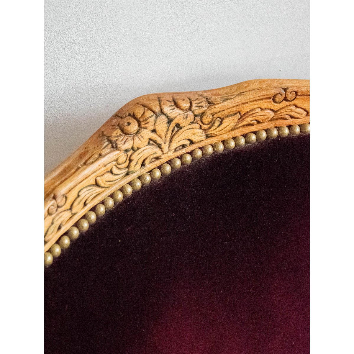 Fauteuil en velours violet Ernest N°689 - Bon état bois clair, DEBONGOUT