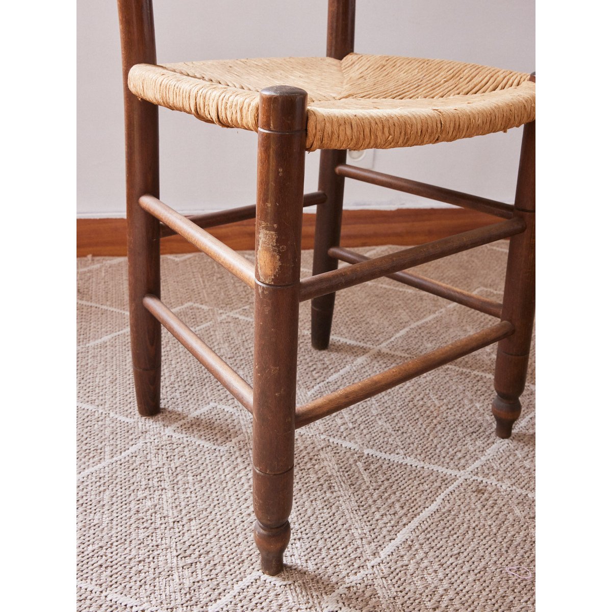 Paire de chaises en paille Claude N°1340 - Bon état bois foncé, DEBONGOUT