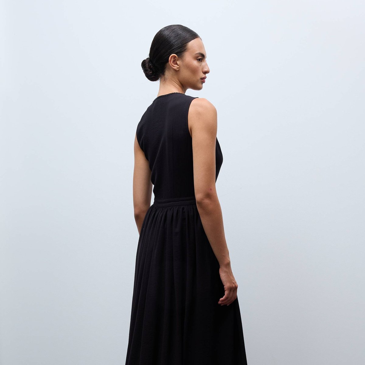 Robe longue sans manches cintrée avec détail de broderies et perles noir, MONOPRIX