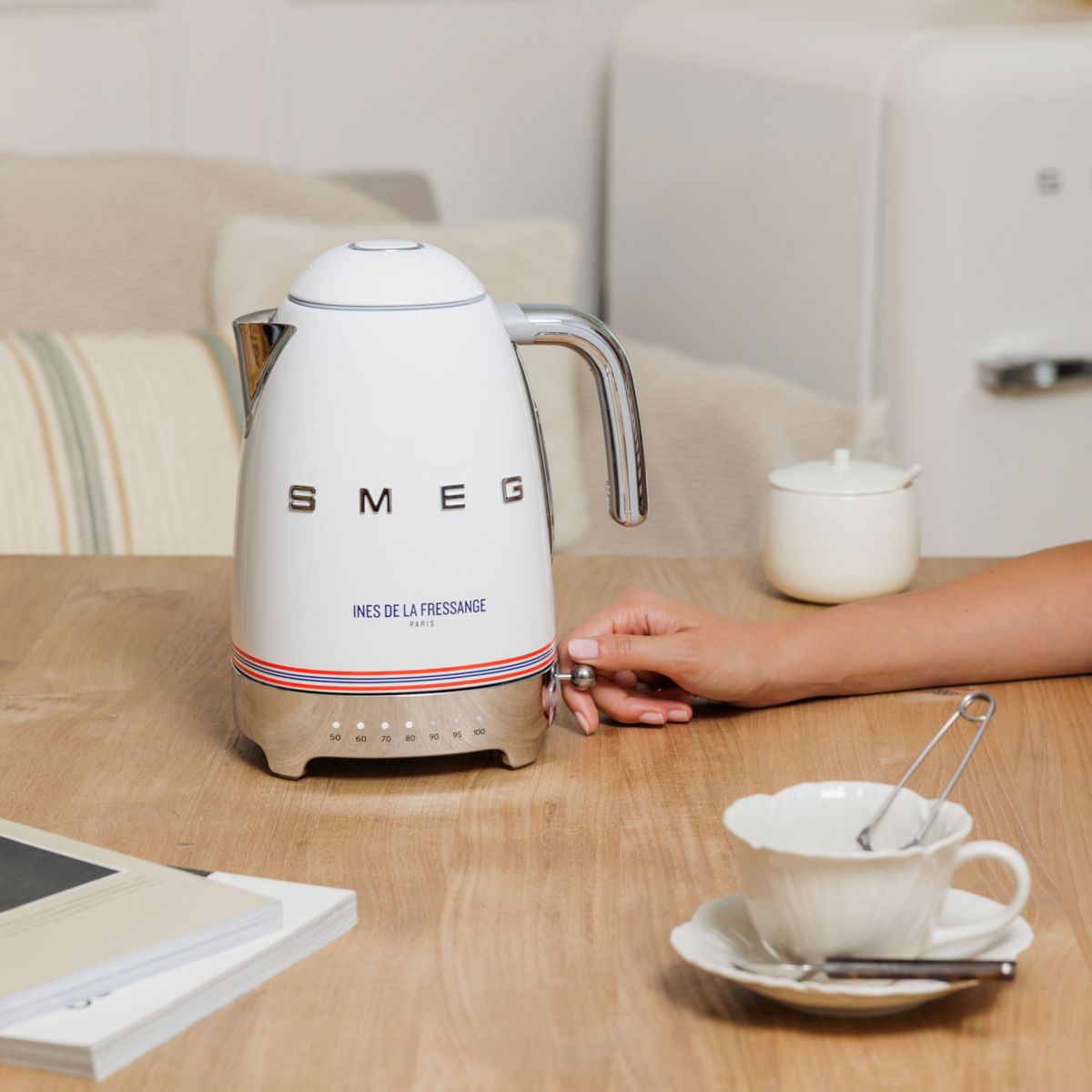 Bouilloire à température réglable 1,7 litre KLF04 blanc inès de la fressange brillant, SMEG
