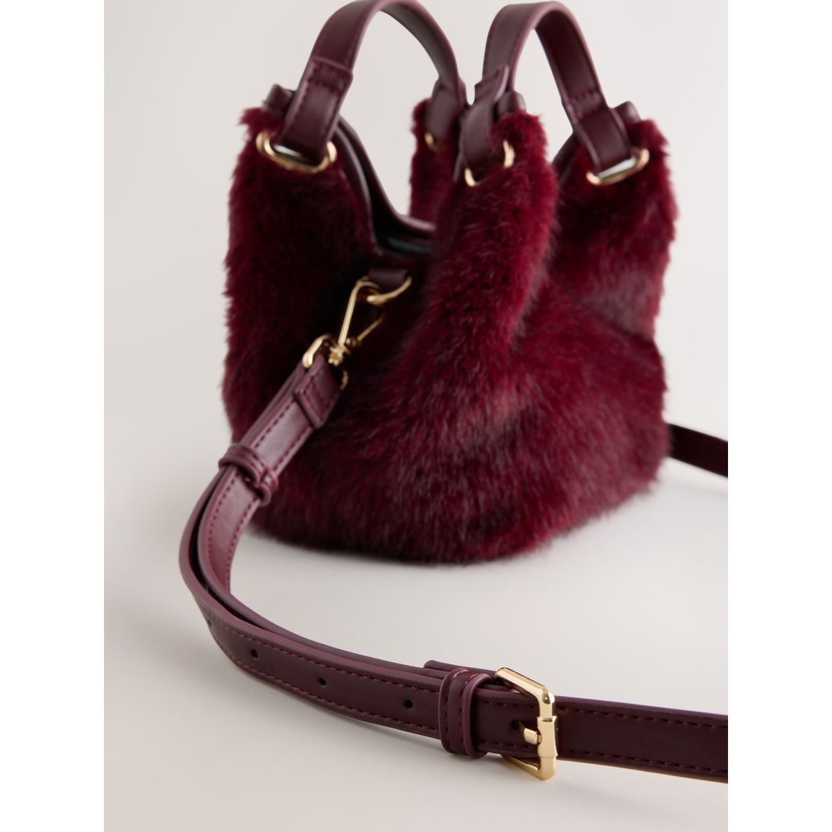 Mini sac à main en imitation fourrure rouge bordeaux, NEXT