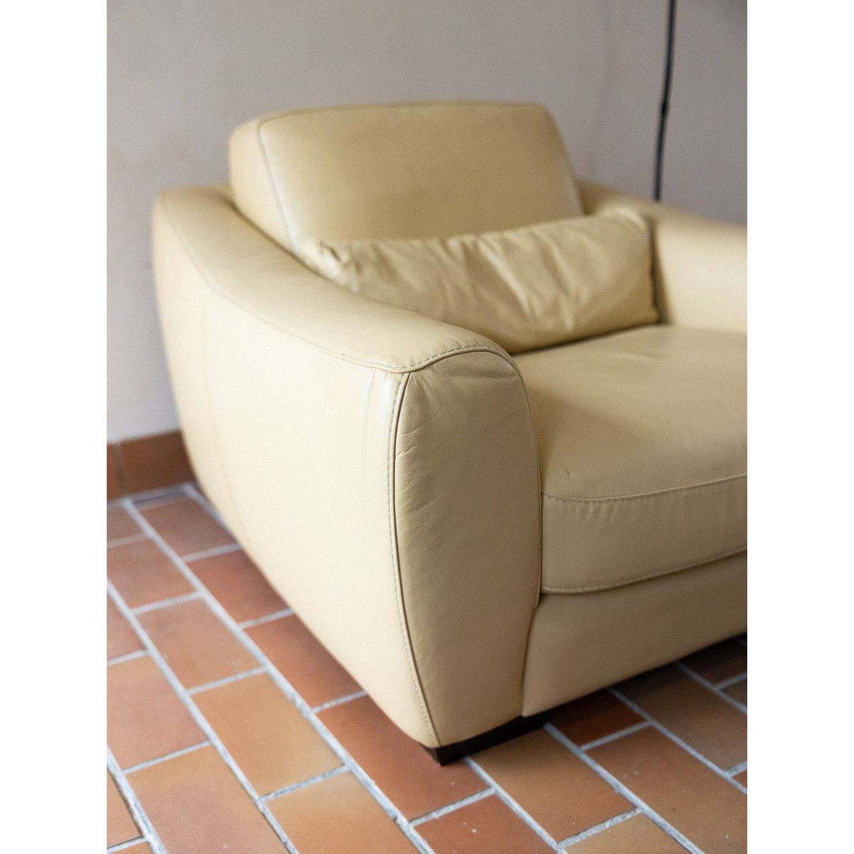 Fauteuil jaune beurre Jakob N°1327 - Bon état jaune, DEBONGOUT