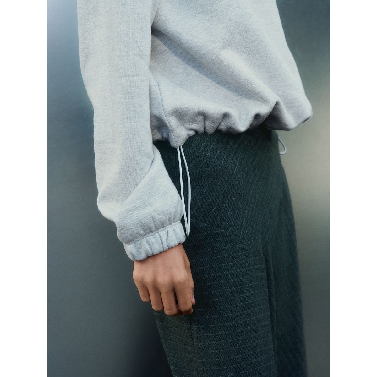 Jupe mi-longue à ourlet asymétrique gris à rayures, NEXT