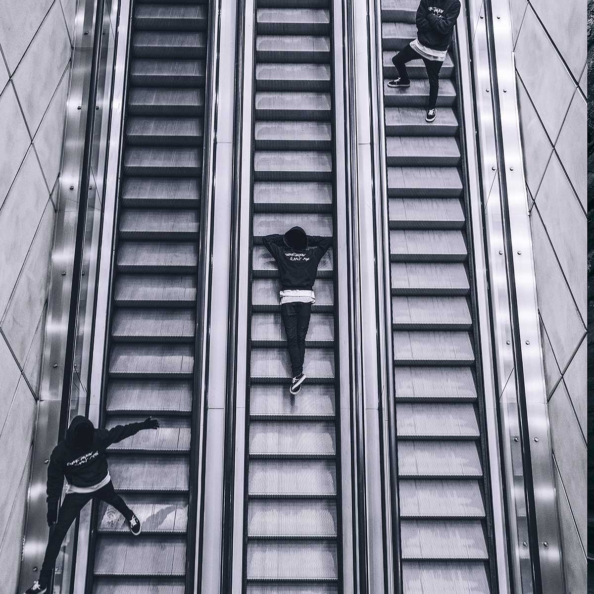 Affiche noir et blanc clic clac escalators affiche + cadre en bois - noir, HEXOA