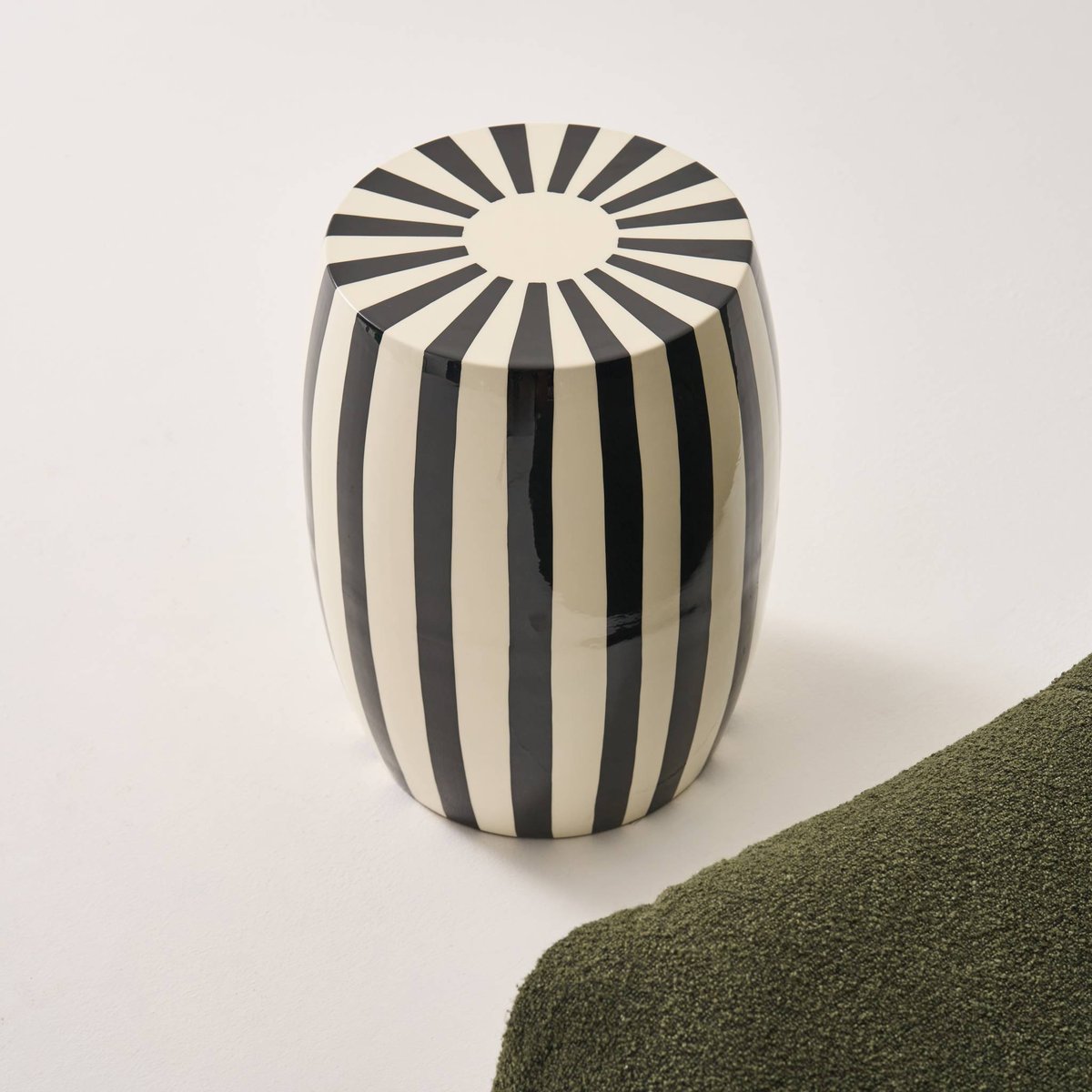 Table d'appoint, bout de canapé, table de chevet acier émaillé, rayures bicolores Ø35 x H 46cm MIZZY noir, SWEEEK