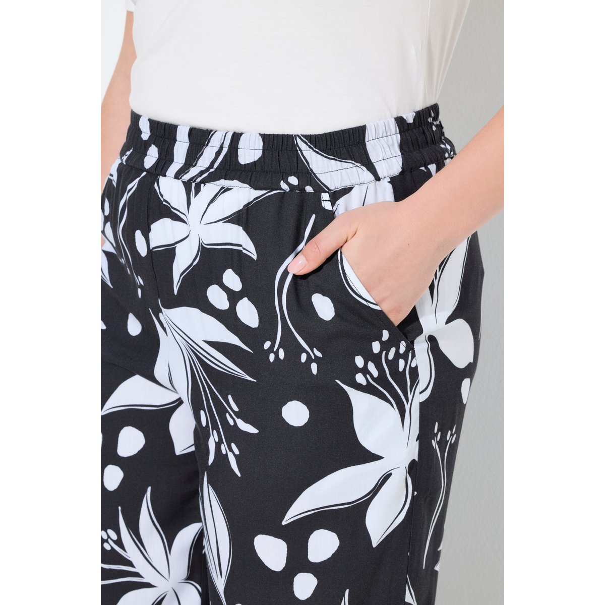 Pantalon à fleurs, plis noir, ULLA POPKEN