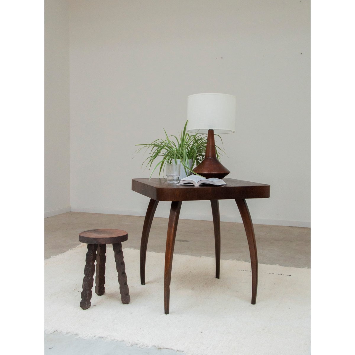 Table d'appoint en bois foncé Hanna N°772 - Bon état bois foncé, DEBONGOUT
