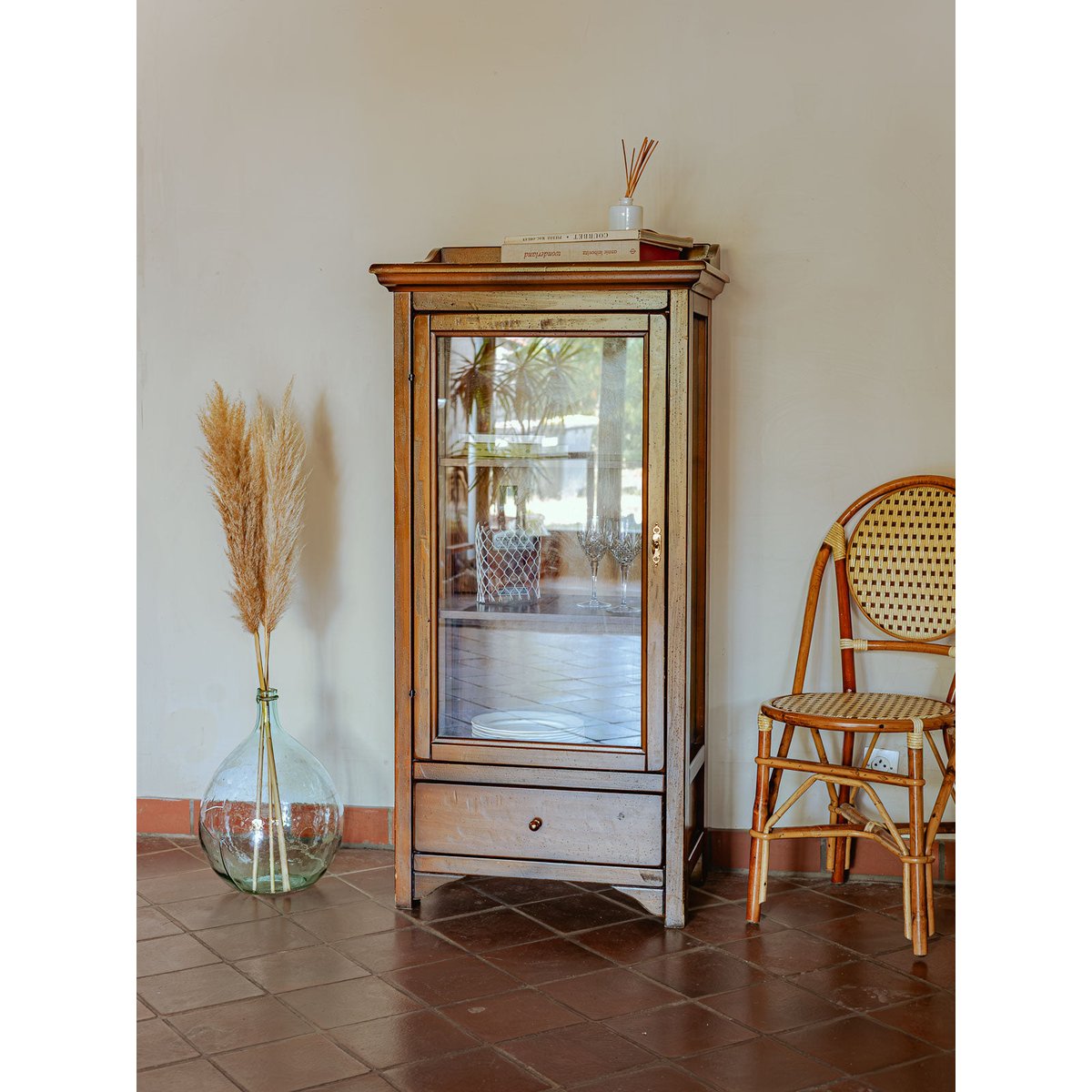 Vitrine en merisier patiné Victoria N°1295 - Bon état bois clair, DEBONGOUT