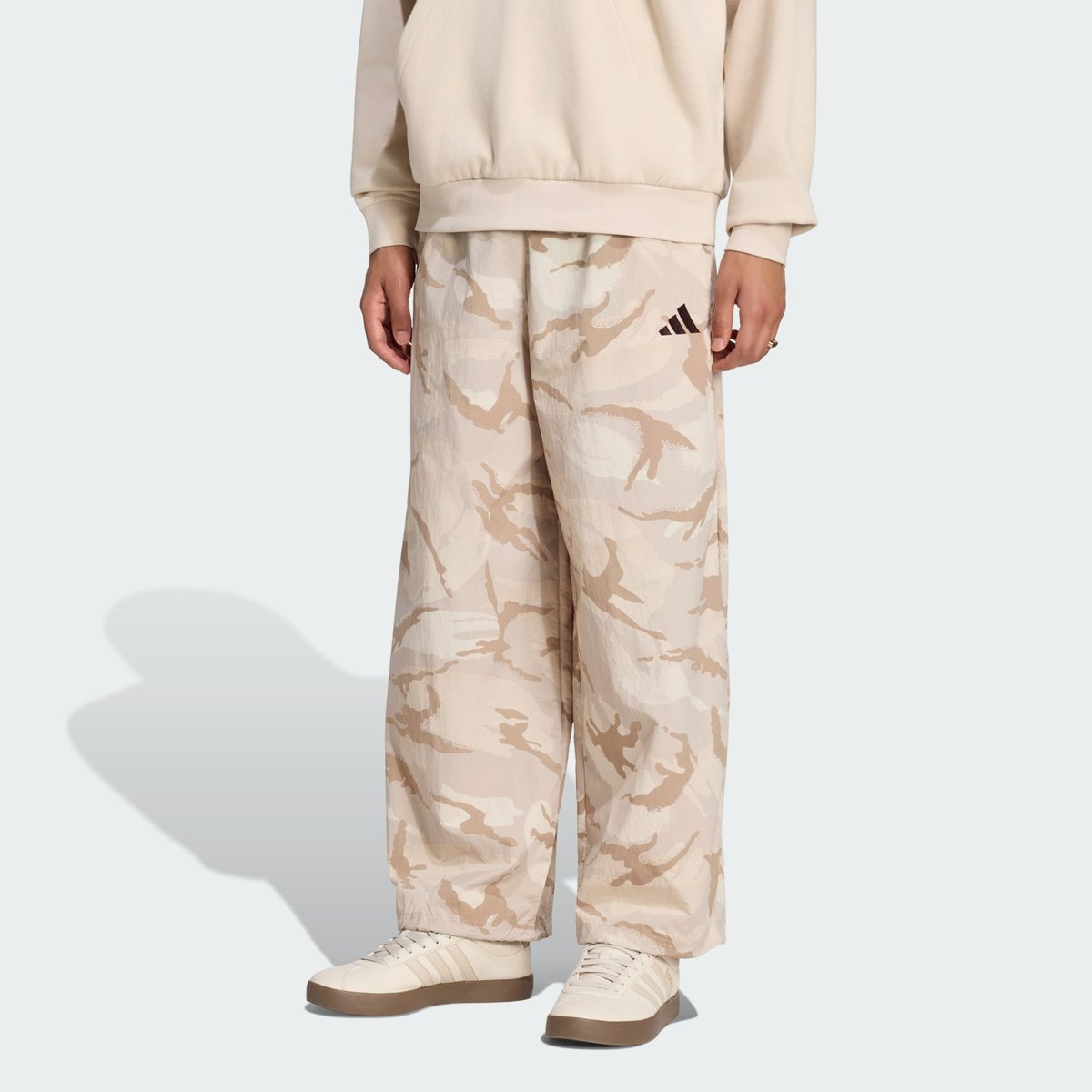 Pantalon Parachute Tissé Camouflage Seasonal Essentials Pantalon Parachute Tissé Camouflage Seasonal Essentials multicolor / chalky brown / crystal linen / light brown, ADIDAS SPORTSWEAR