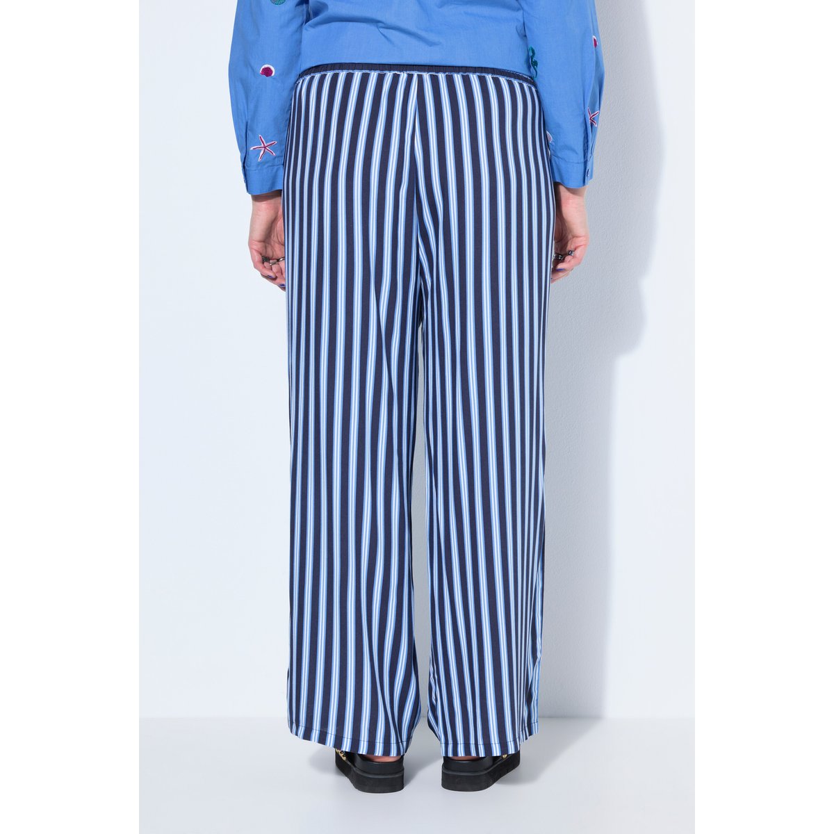 Pantalon jambes larges, taille haute, rayures bleu foncé, STUDIO UNTOLD