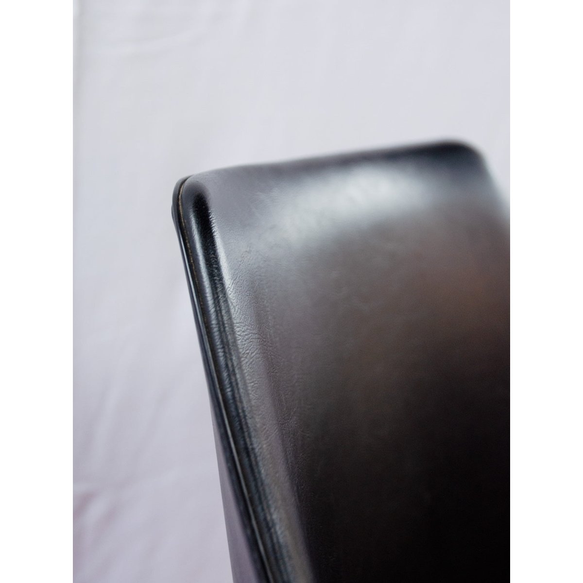 Lot de 4 chaises en hêtre et skaï Alma N°2120 - Bon état bois foncé, DEBONGOUT