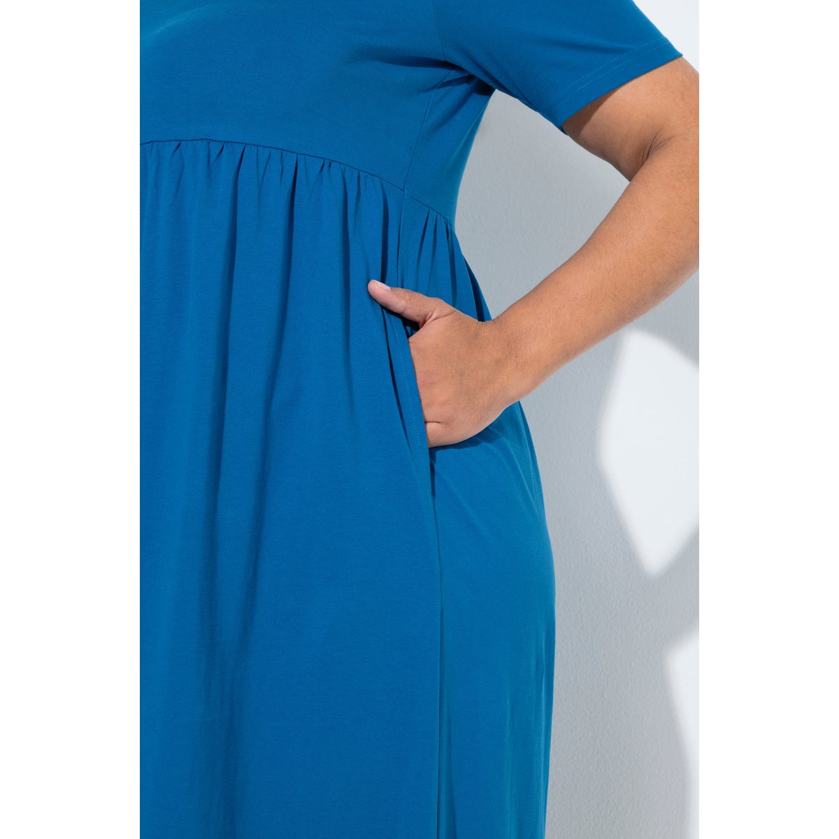 Robe maxi, coupe évasée. Décolleté V pétrol, ULLA POPKEN