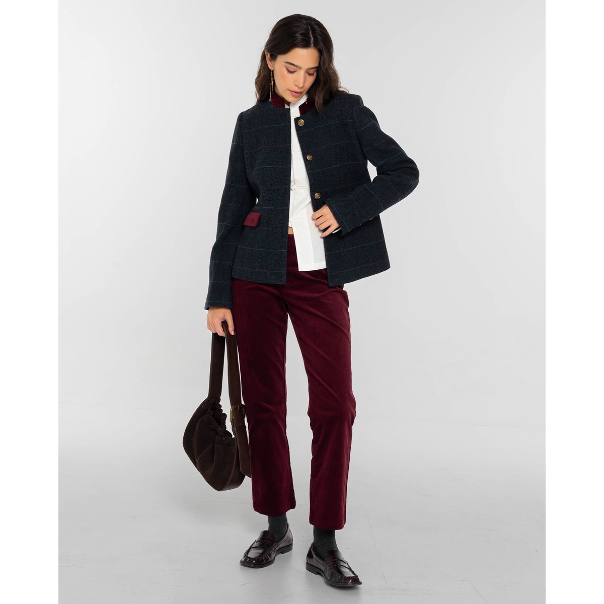 Veste à motif chevron bleu et gris avec détails en veloursVeste courte à carreaux avec détails en velours bordeaux et boutons dorés tableaux, THE-ARE